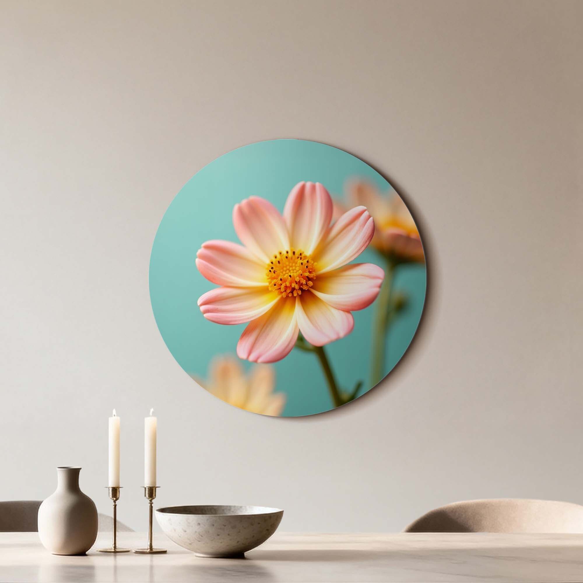 Soft Sunrise - Wandbild mit einer zarten Blume in Pfirsich- und Gelbtönen auf türkisfarbenem Hintergrund.