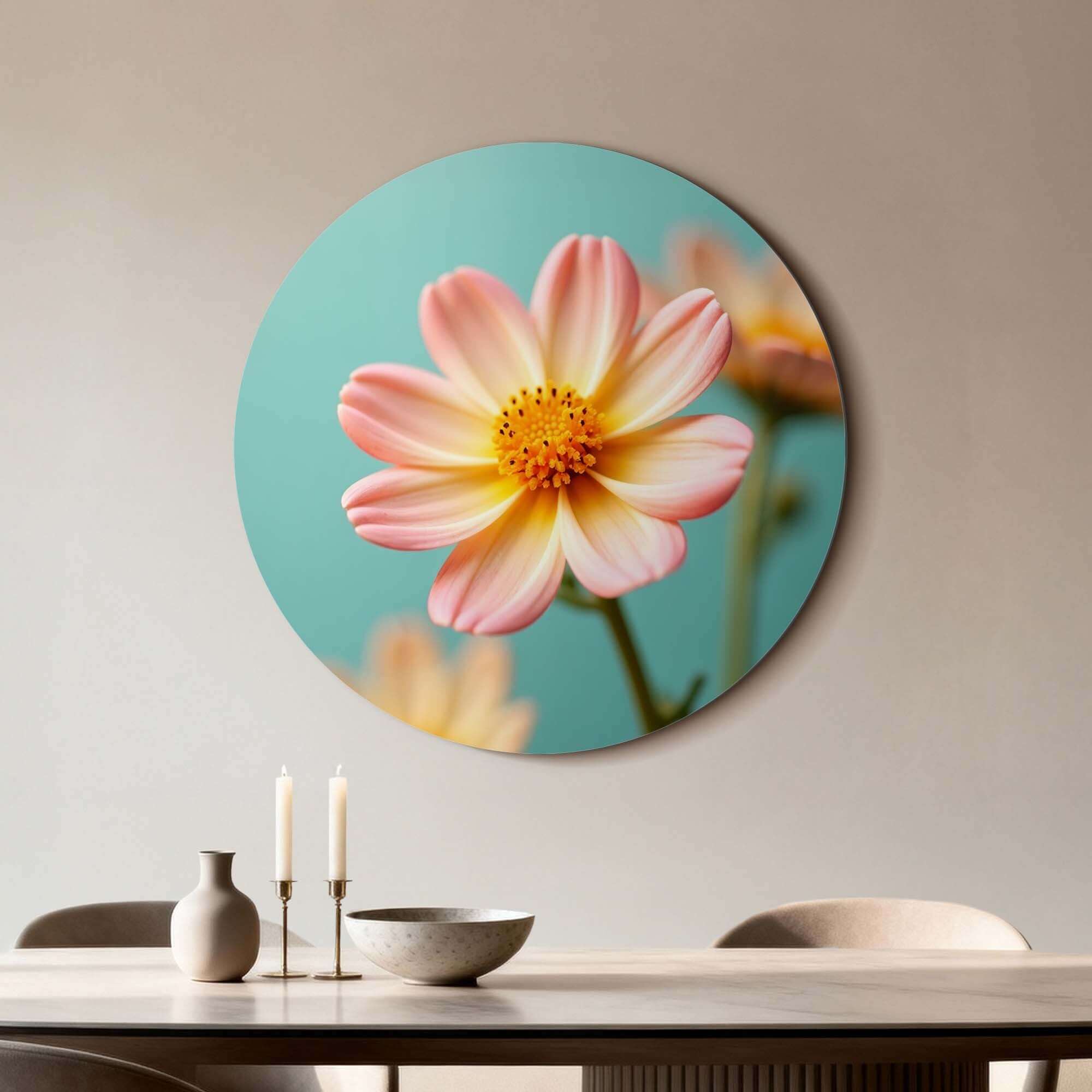 Soft Sunrise - Wandbild mit einer zarten Blume in Pfirsich- und Gelbtönen auf türkisfarbenem Hintergrund.