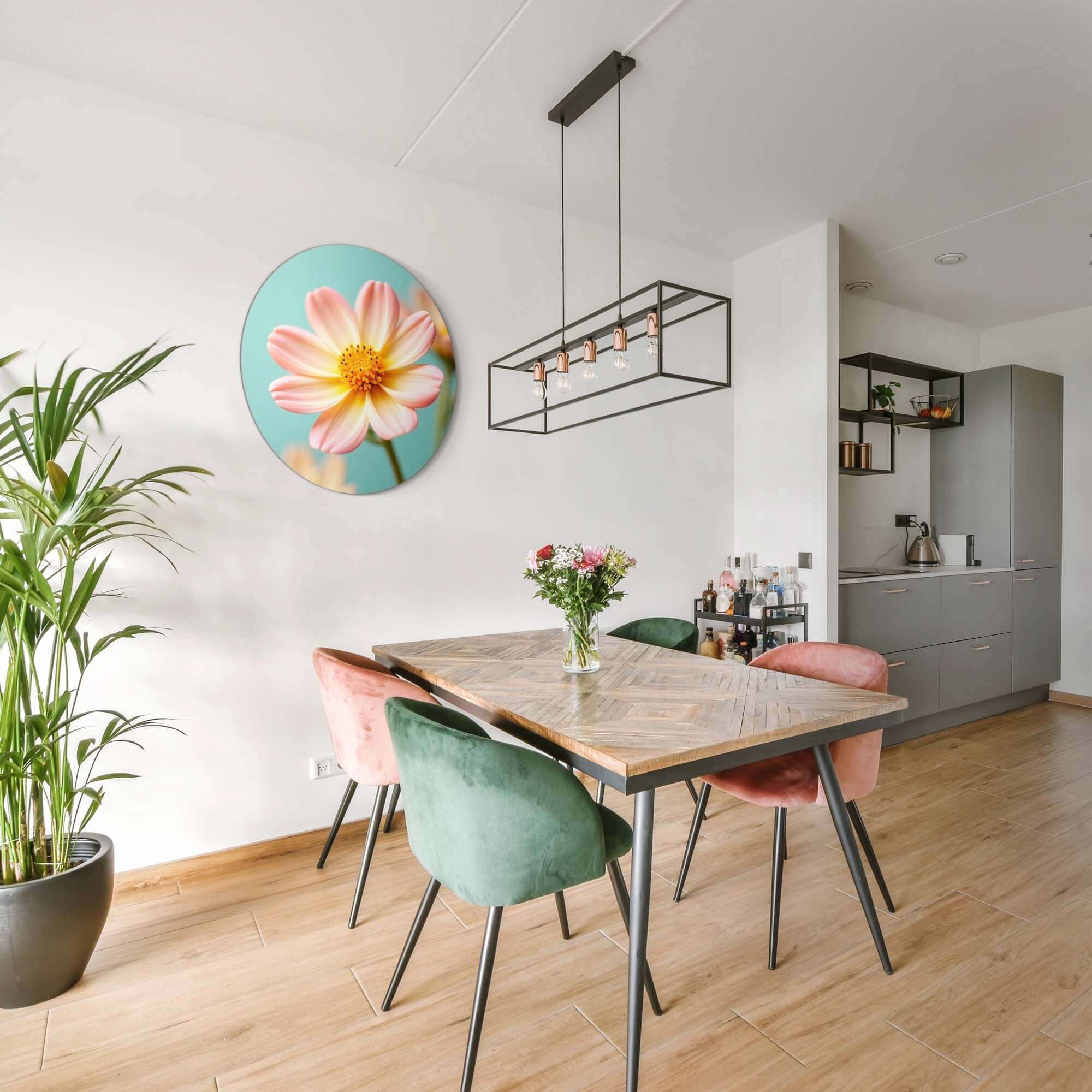 Soft Sunrise - Wandbild mit zarter Blume in Pfirsich und Gelb auf türkisfarbenem Hintergrund in moderner Küche.