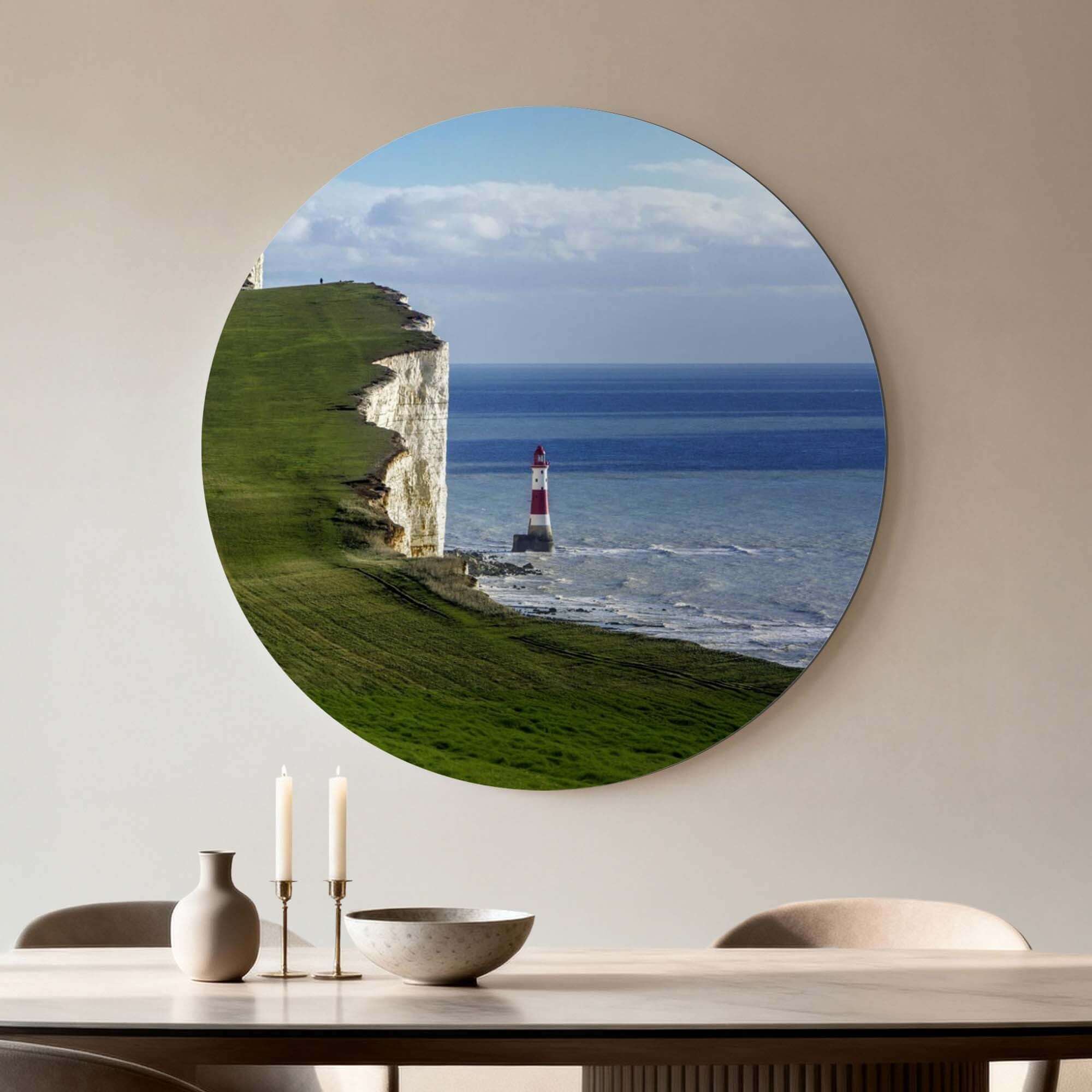 Solitary Heights - Wandbild mit einer imposanten Klippe und einem Leuchtturm am Meer, ein mächtiger Wandbild.