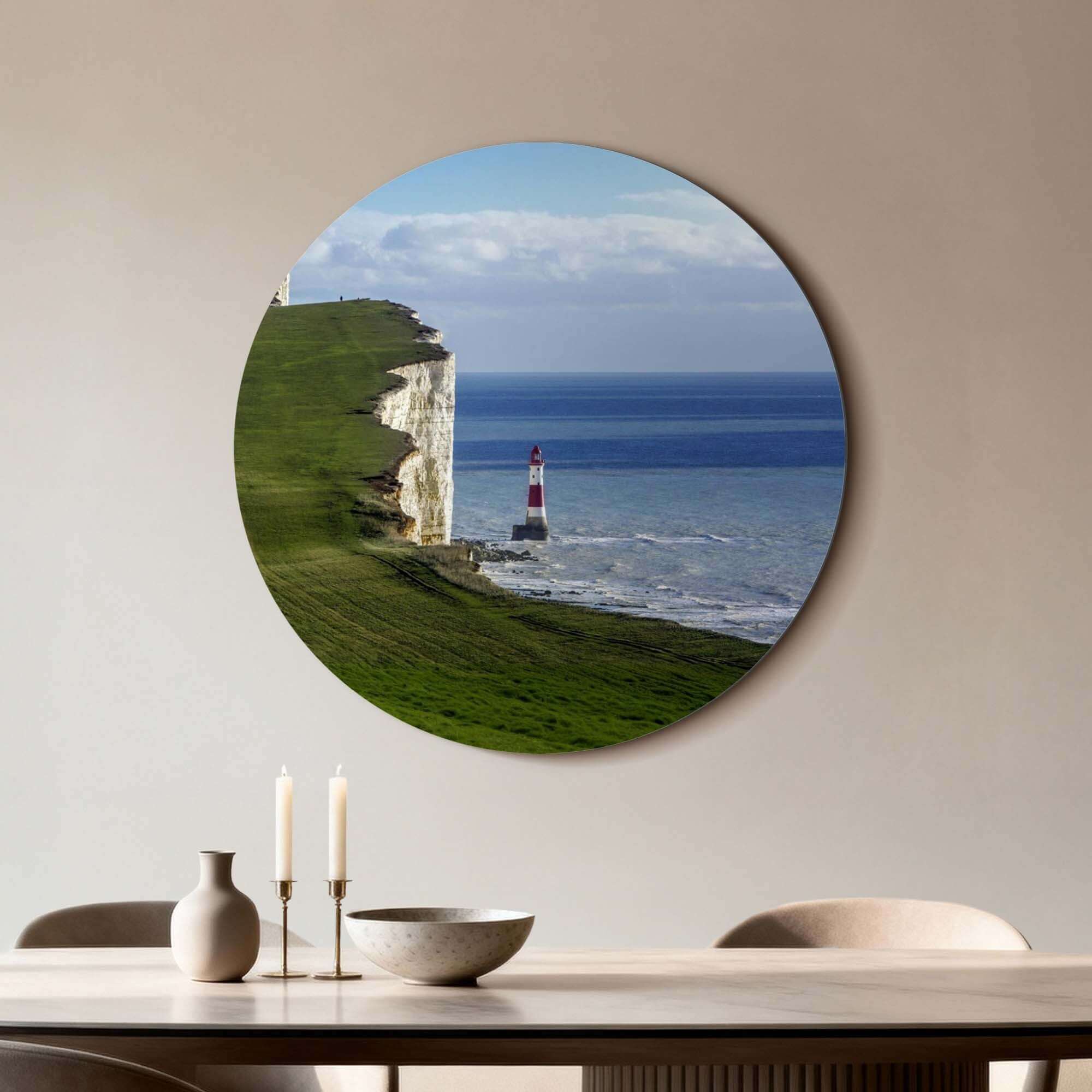 Solitary Heights - Wandbild mit einem Leuchtturm auf einer Klippe am Meer, ein Wandbild, der natürliche Kraft ausstrahlt.