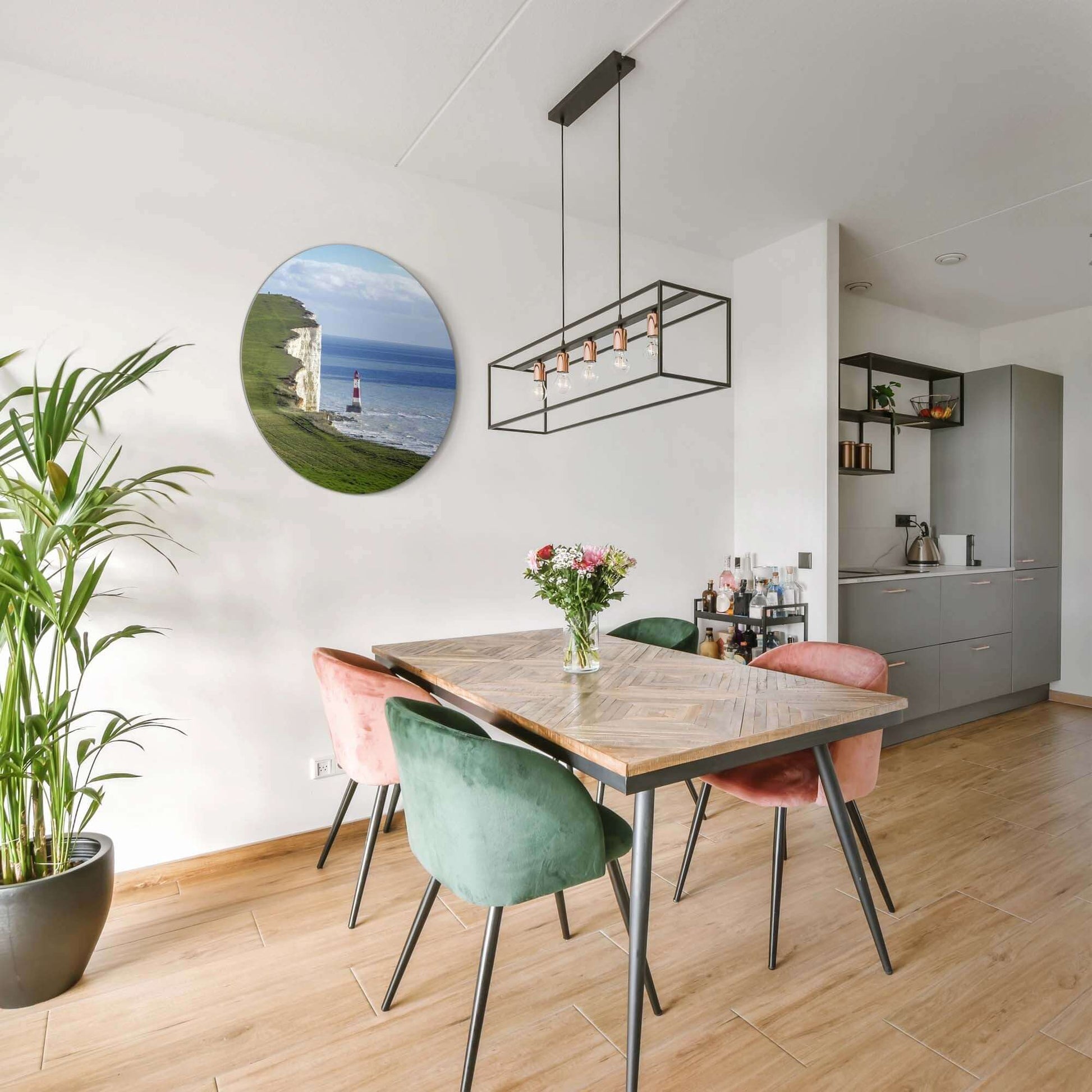 Solitary Heights - Wandbild in einem modernen Esszimmer mit Pflanzen und bunten Stühlen.