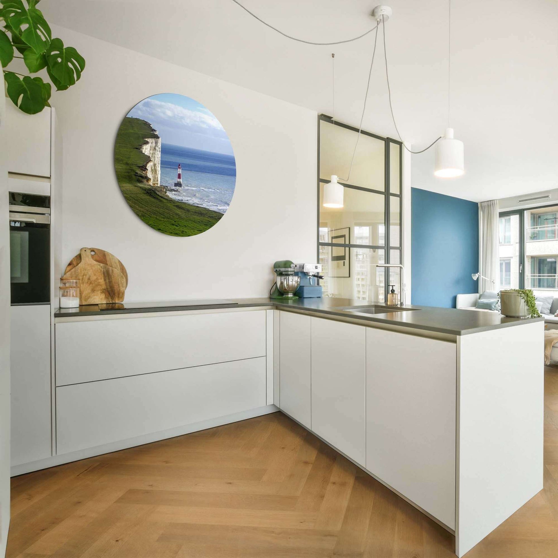 Interieur einer modernen Küche mit Solitary Heights - Wandbild auf dem Wandbild.