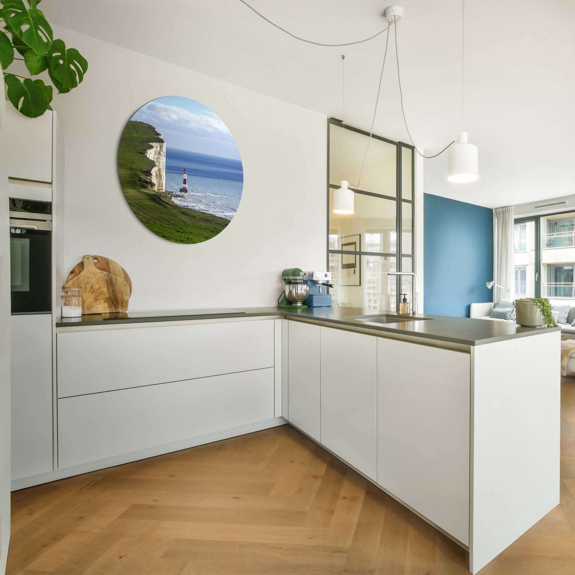 Interieur einer modernen Küche mit Solitary Heights - Wandbild auf dem Wandbild.