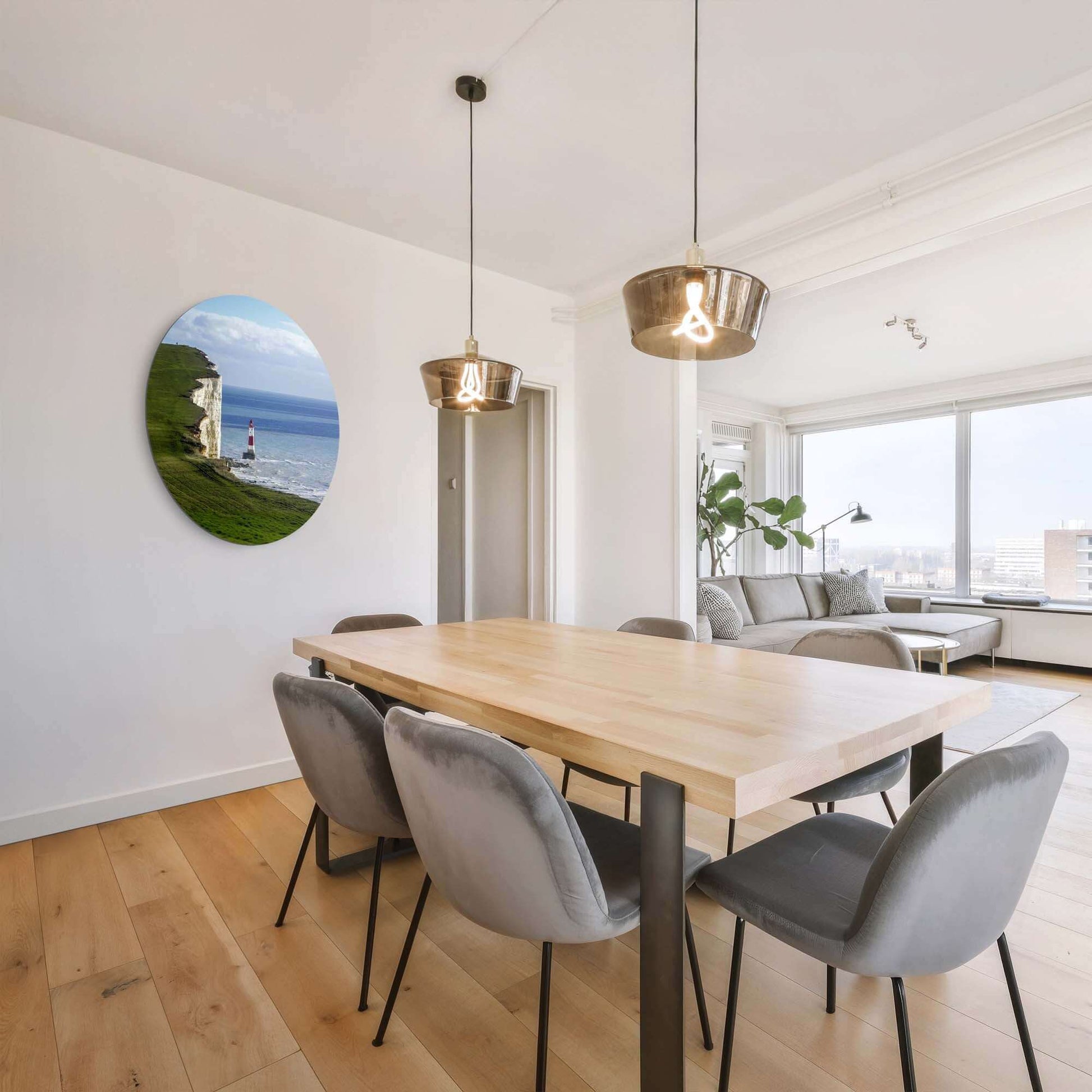 Solitary Heights - Wandbild an der Wand im modernen Esszimmer mit Holztisch und stilvollen Stühlen.