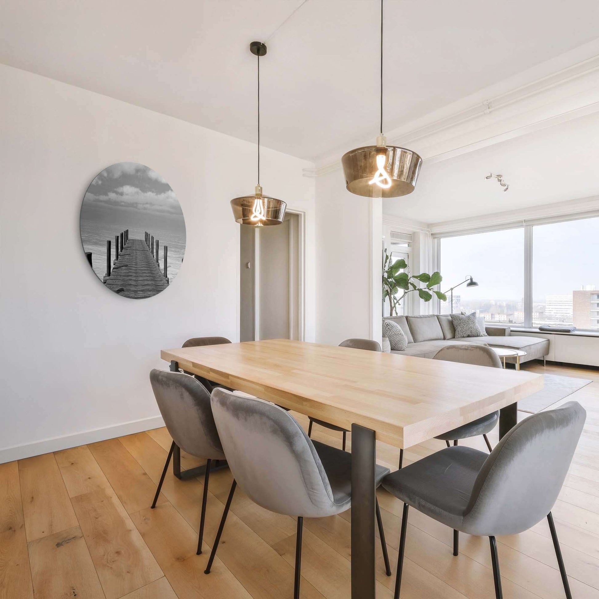 Stille Wasser - Wandbild an einer weißen Wand über einem Holztisch, heiterer schwarz-weißer Wandbild mit Gerüst für Ruhe und Eleganz.