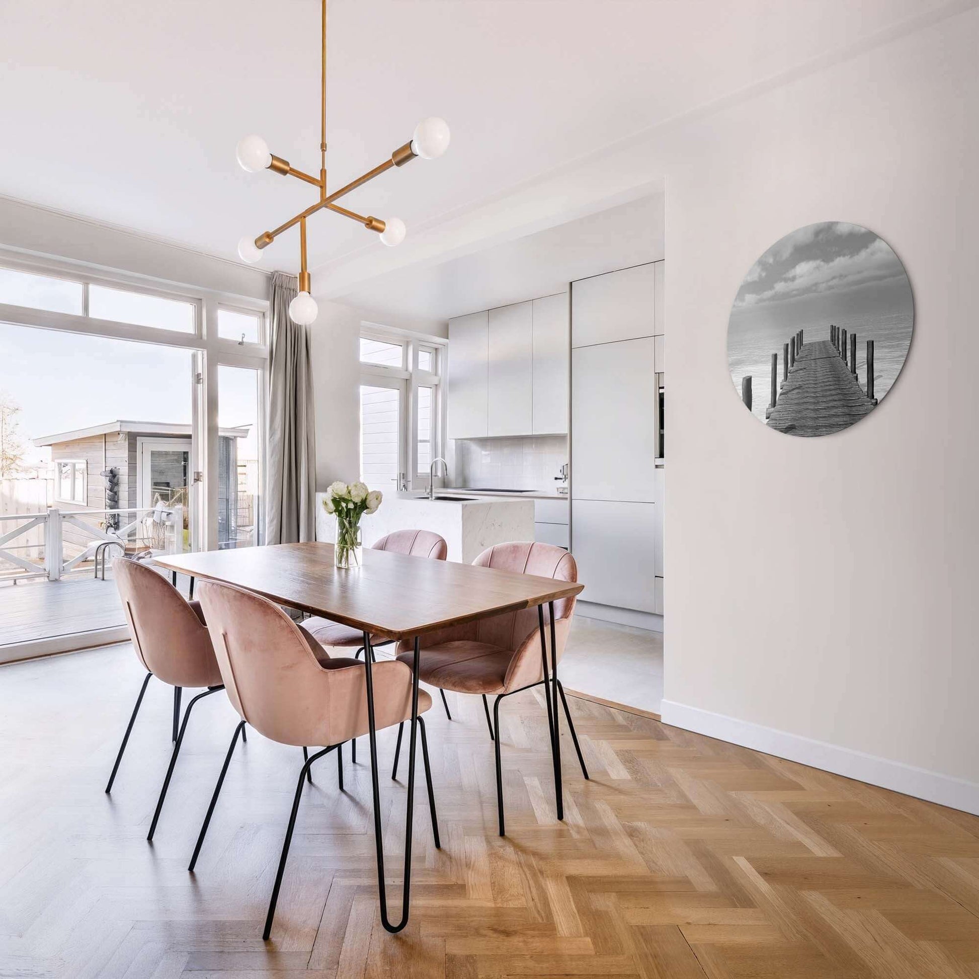 Stille Wasser - Wandbild Gelassener schwarzer und weißer Wandbild mit Holzgerüst im modernen Esszimmer, perfekter Wandbild für Ruhe und Eleganz.