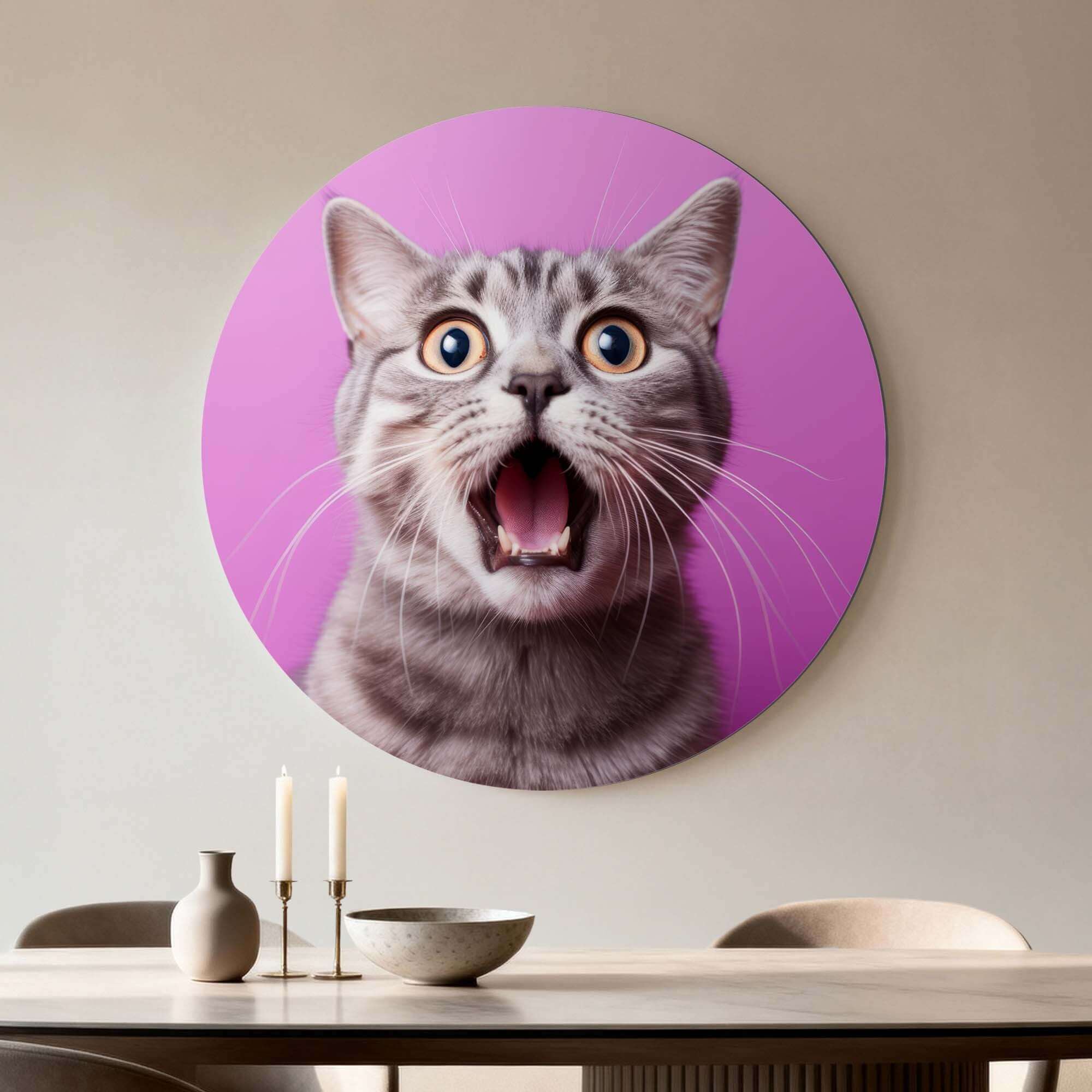 Surprised Whiskers - Wandbild: überraschte Katze auf rosa Hintergrund, lebendiges und verspieltes Design.