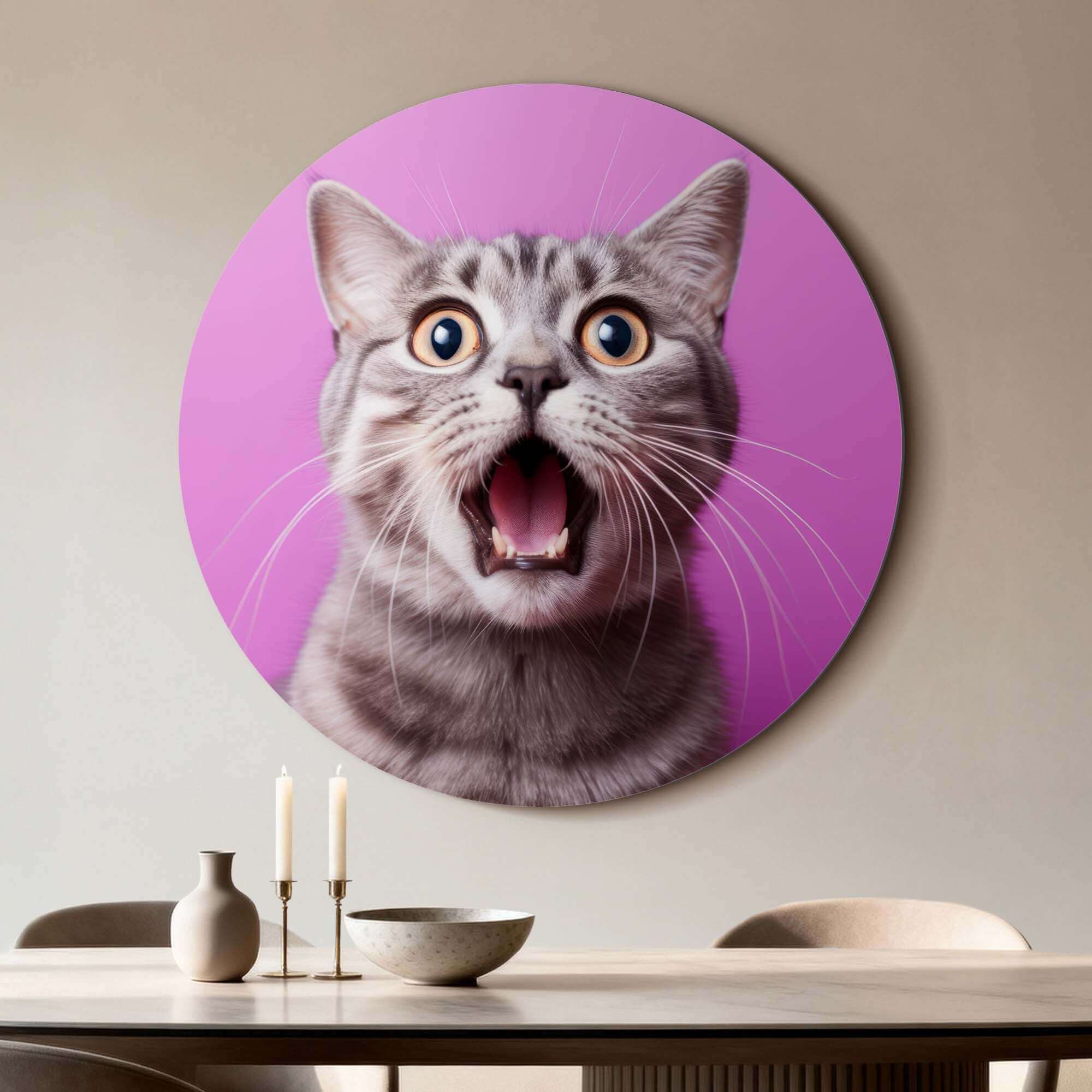 Surprised Whiskers - Wandbild, glückliche Katze auf leuchtend rosa Hintergrund, moderner Wandbild.