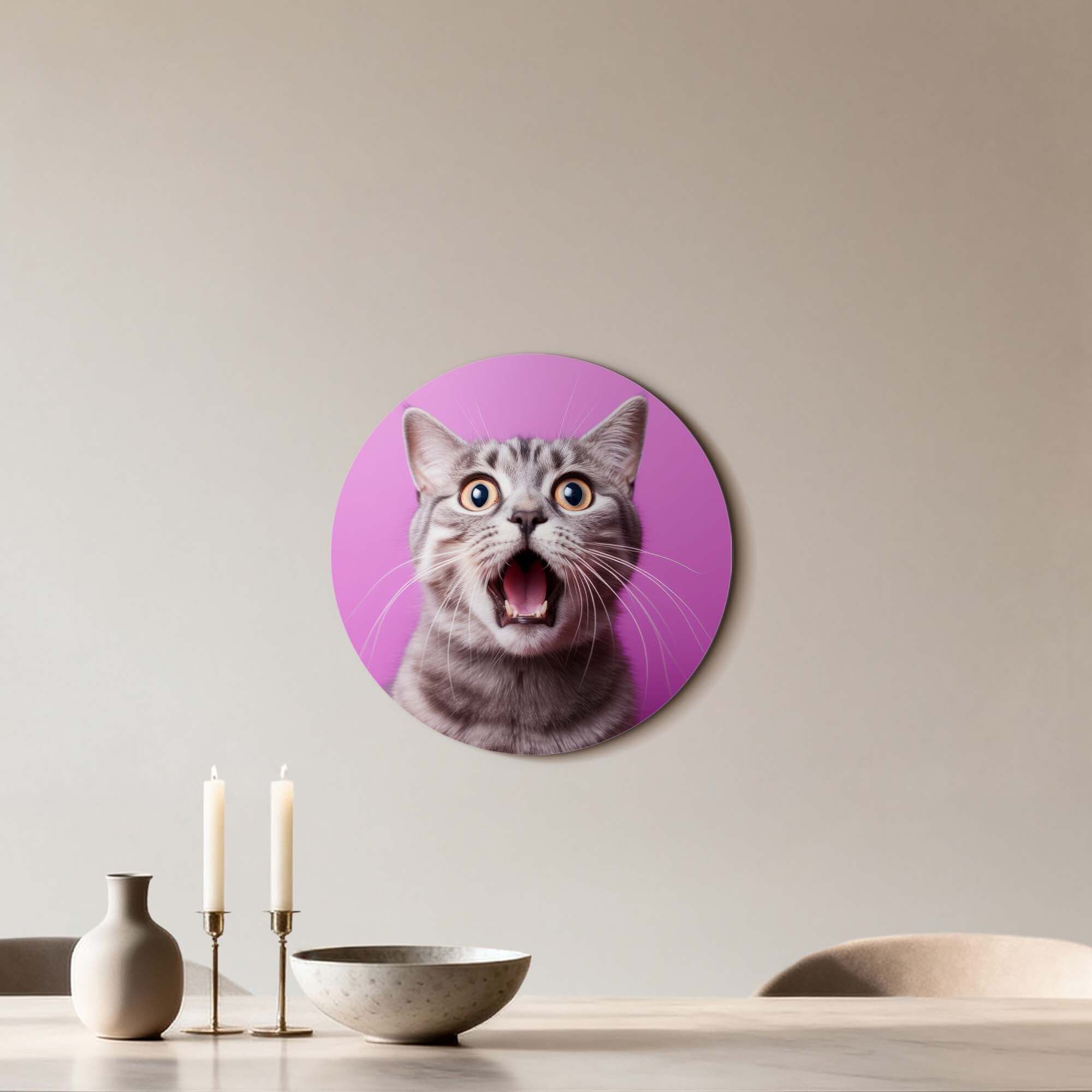 Surprised Whiskers - Wandbild mit einer überraschten Katze auf einem leuchtend rosa Hintergrund für die Innendekoration.