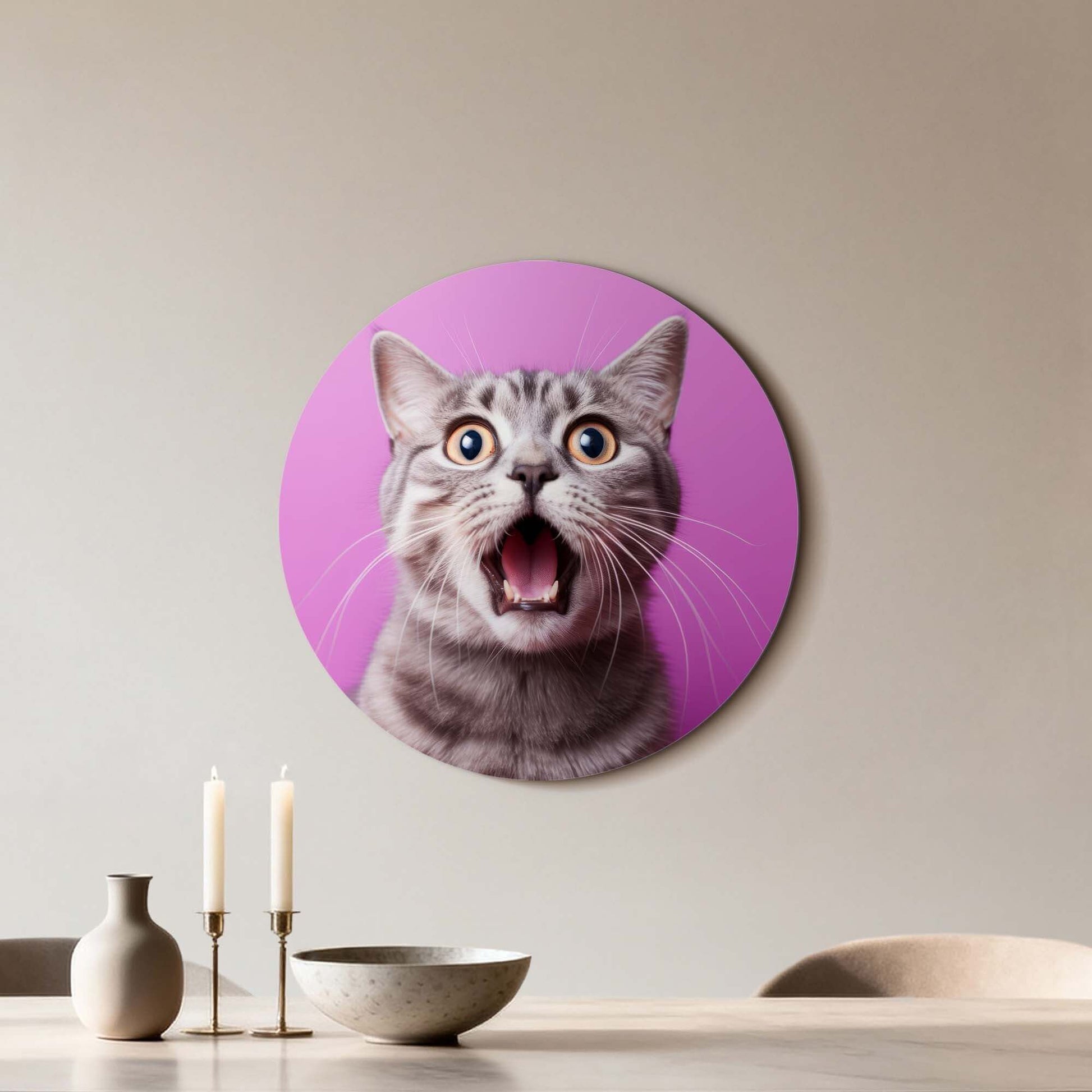Surprised Whiskers - Wandbild auf leuchtend rosa Hintergrund, perfekt für einen fröhlichen Einrichtungsstil.