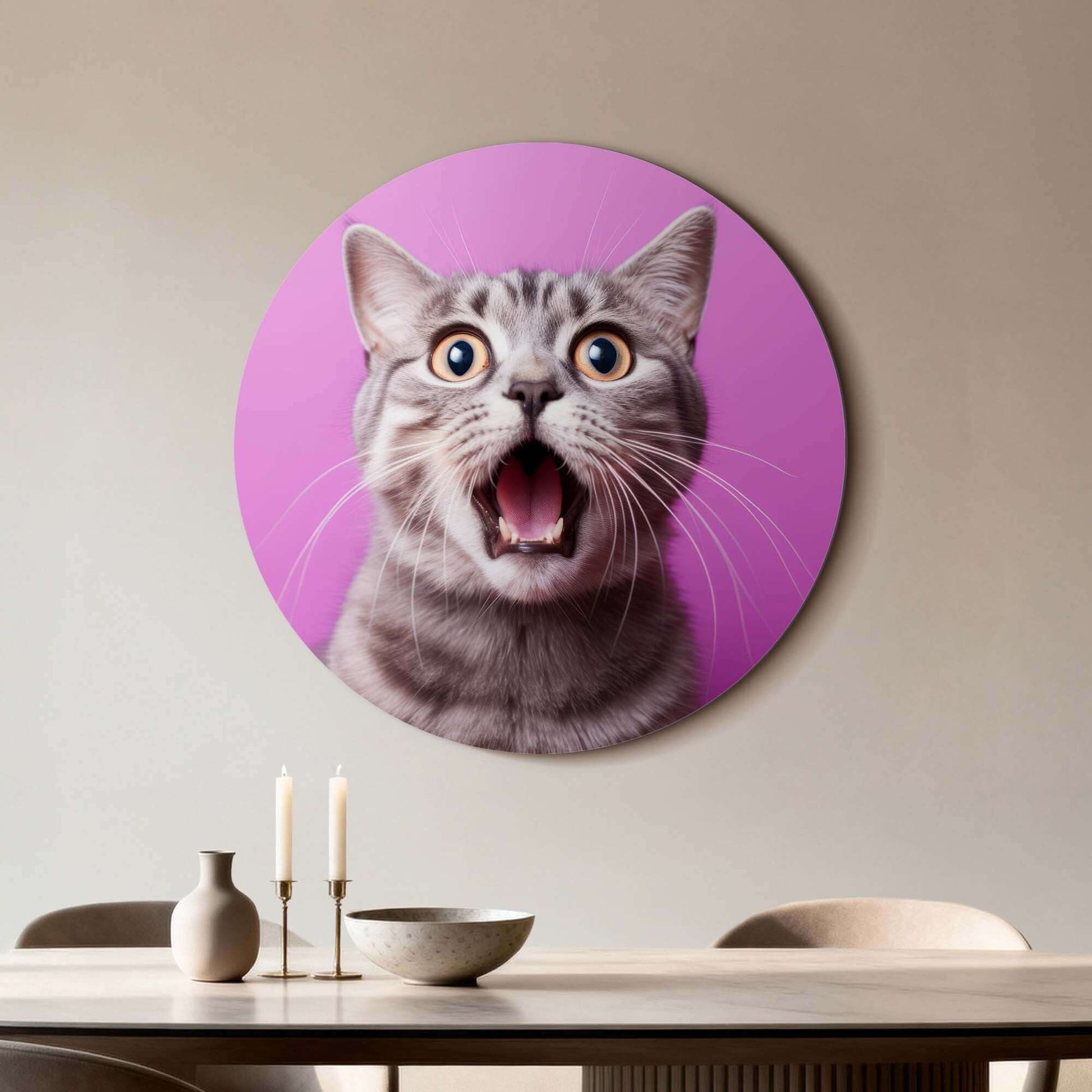 Surprised Whiskers - Wandbild auf einem leuchtend rosa Hintergrund, fröhliches und modernes Design für Innenräume.