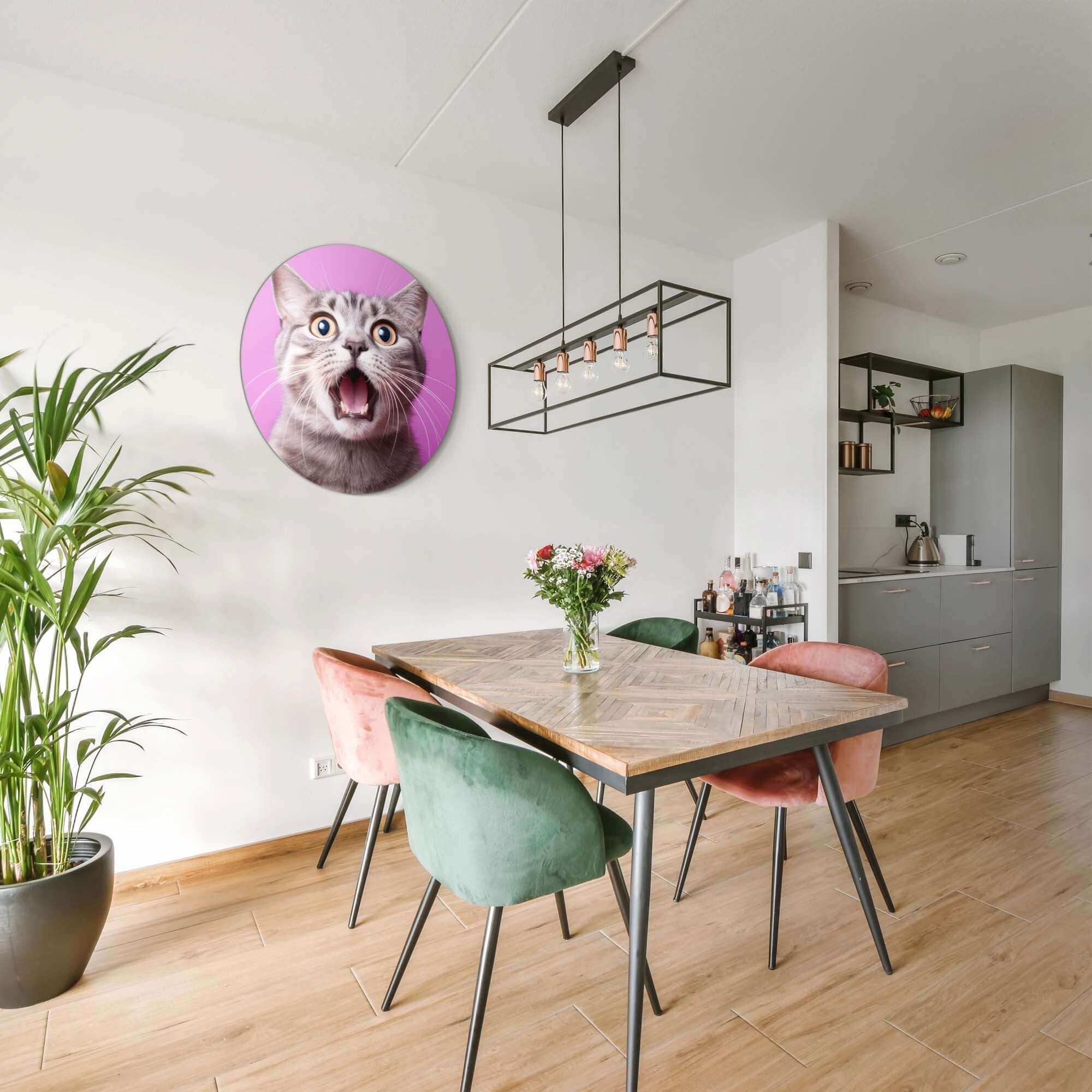 Surprised Whiskers - Wandbild in einem modernen Esszimmer mit einer lächelnden Katze auf rosa Hintergrund.