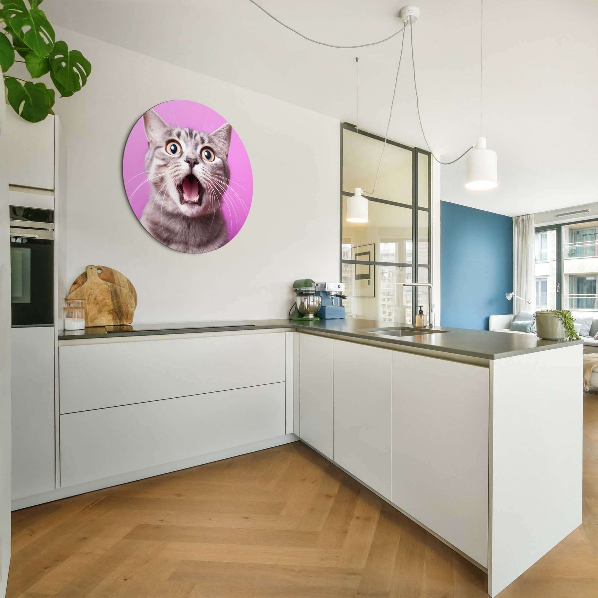 Surprised Whiskers - Wandbild auf einer Küchenwand, leuchtend rosa Hintergrund mit überraschter Katze, moderne Dekoration.