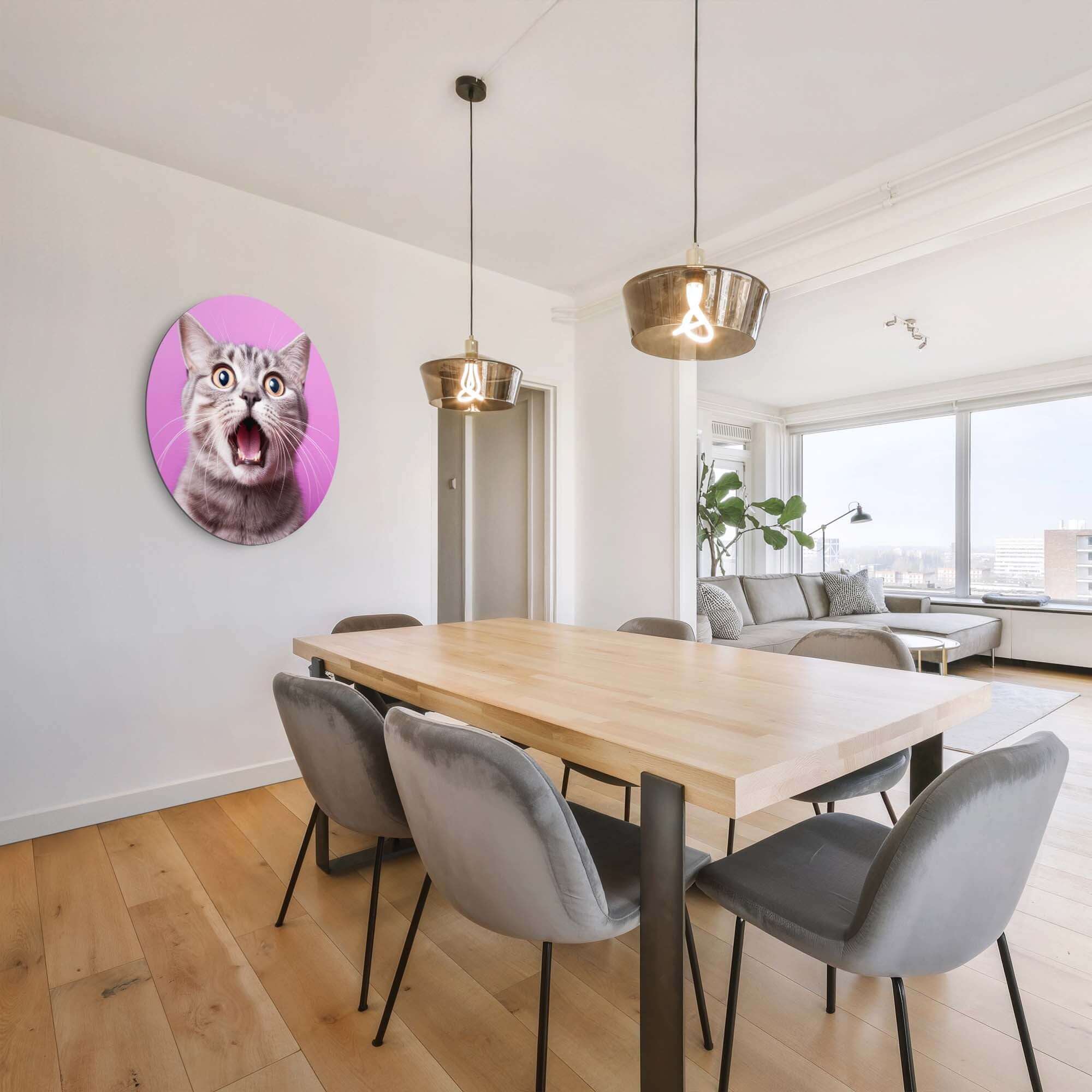 Surprised Whiskers - Wandbild an einer Wand, glückliche Katze auf rosa Hintergrund im modernen Wohnzimmer.