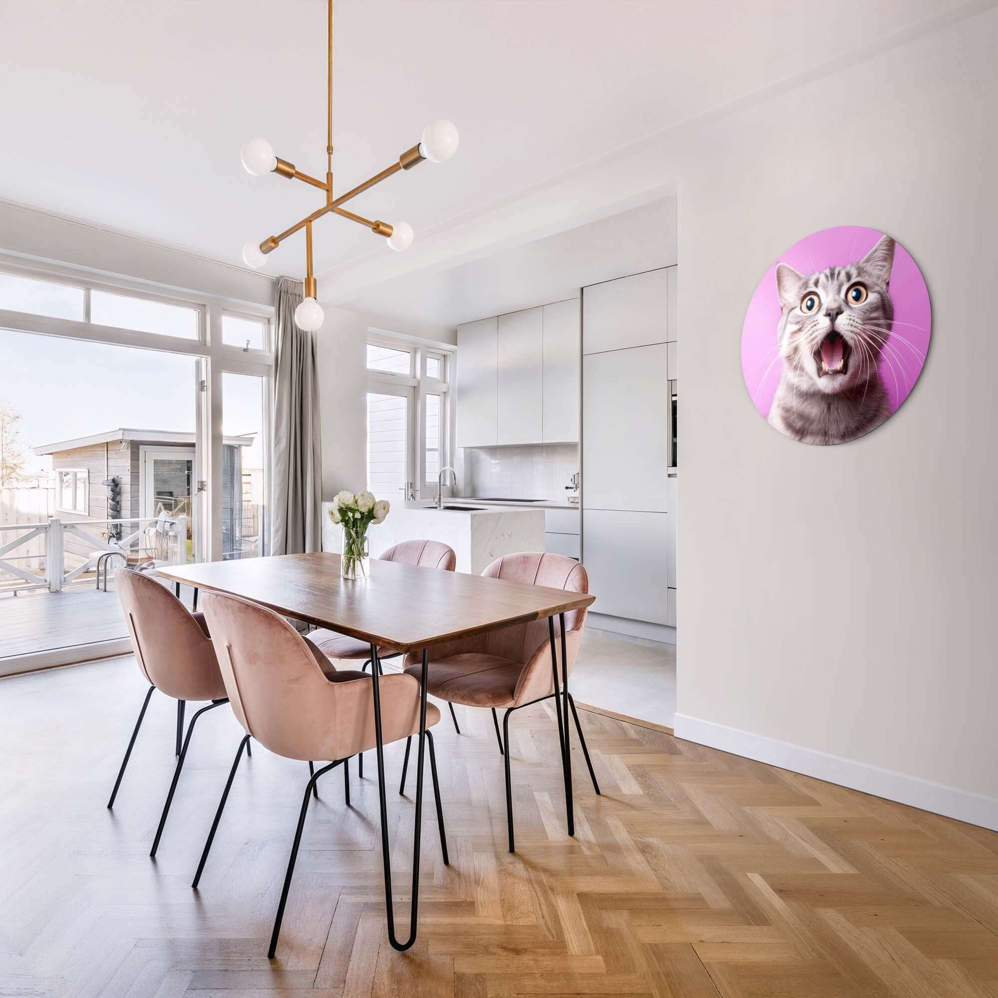 Surprised Whiskers - Wandbild an der Wand in einem modernen Esszimmer mit rosa Stühlen.