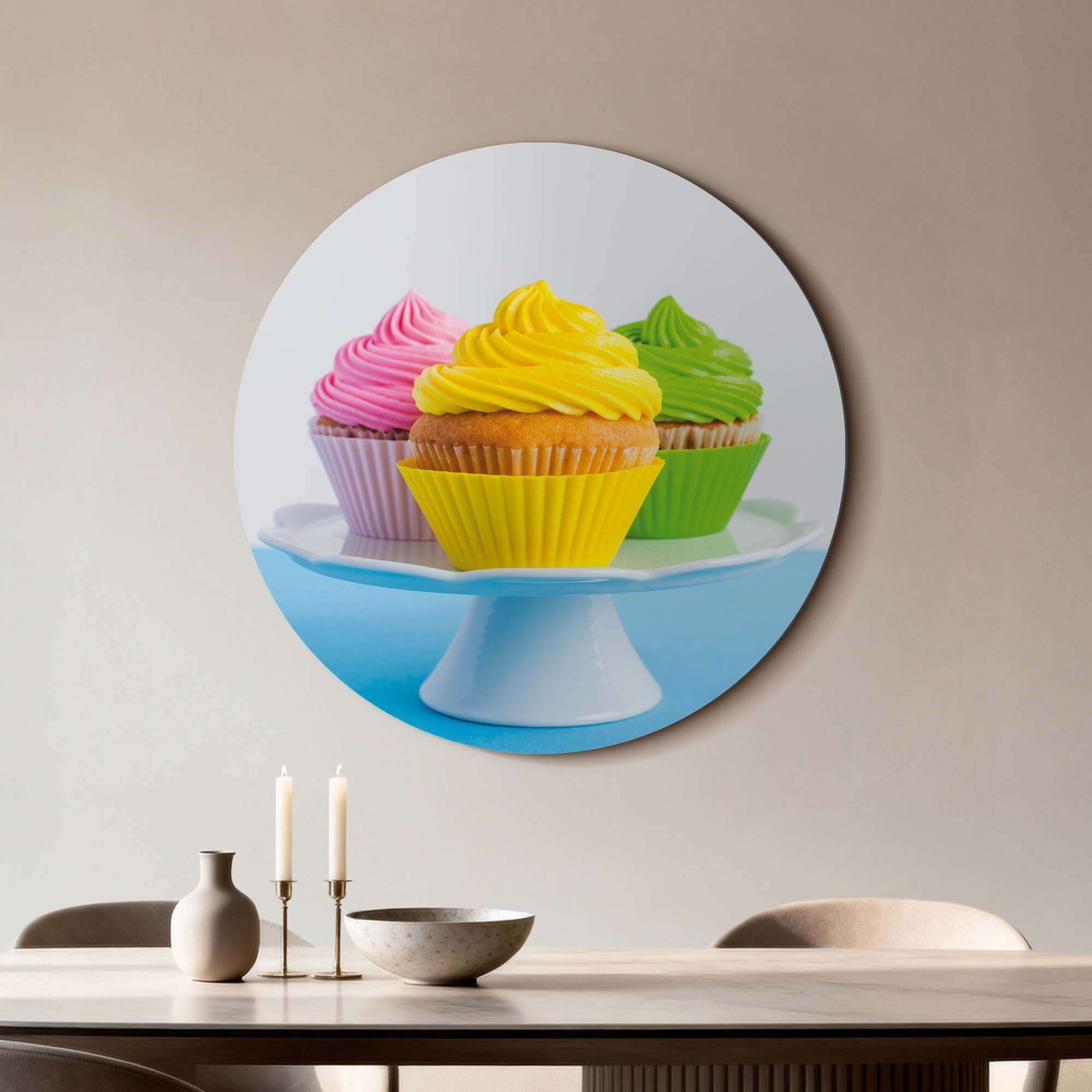Sweet Swirl Trio - Wandbild mit bunten Cupcakes auf einer Etagere, entworfen für einen verspielten und stilvollen Touch an Ihrer Küchenwand. Wandbilder.