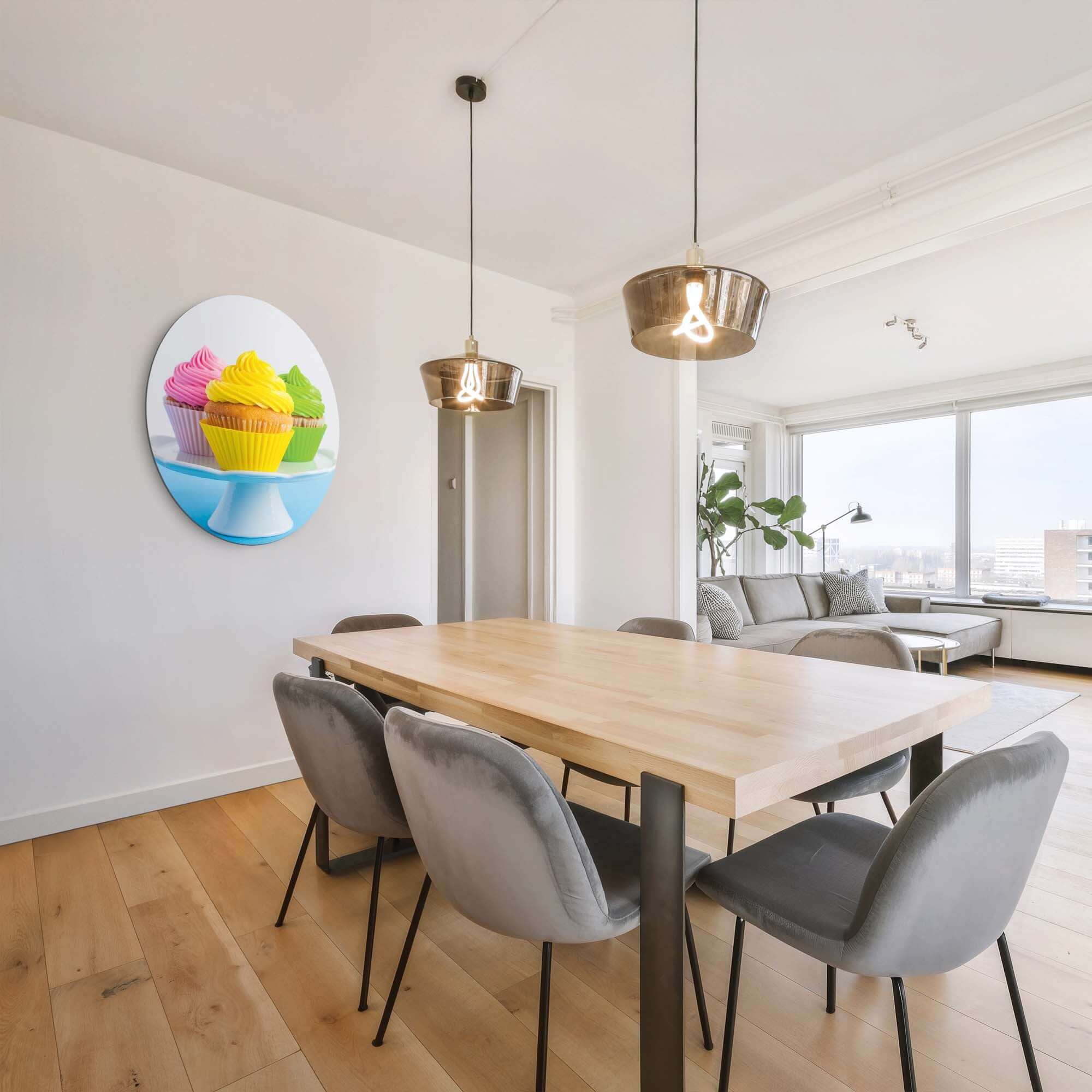 Sweet Swirl Trio - Wandbild mit bunten Cupcakes als dekorativer Wandbild in einem modernen Esszimmer. Die perfekte Ergänzung für jede Wand.