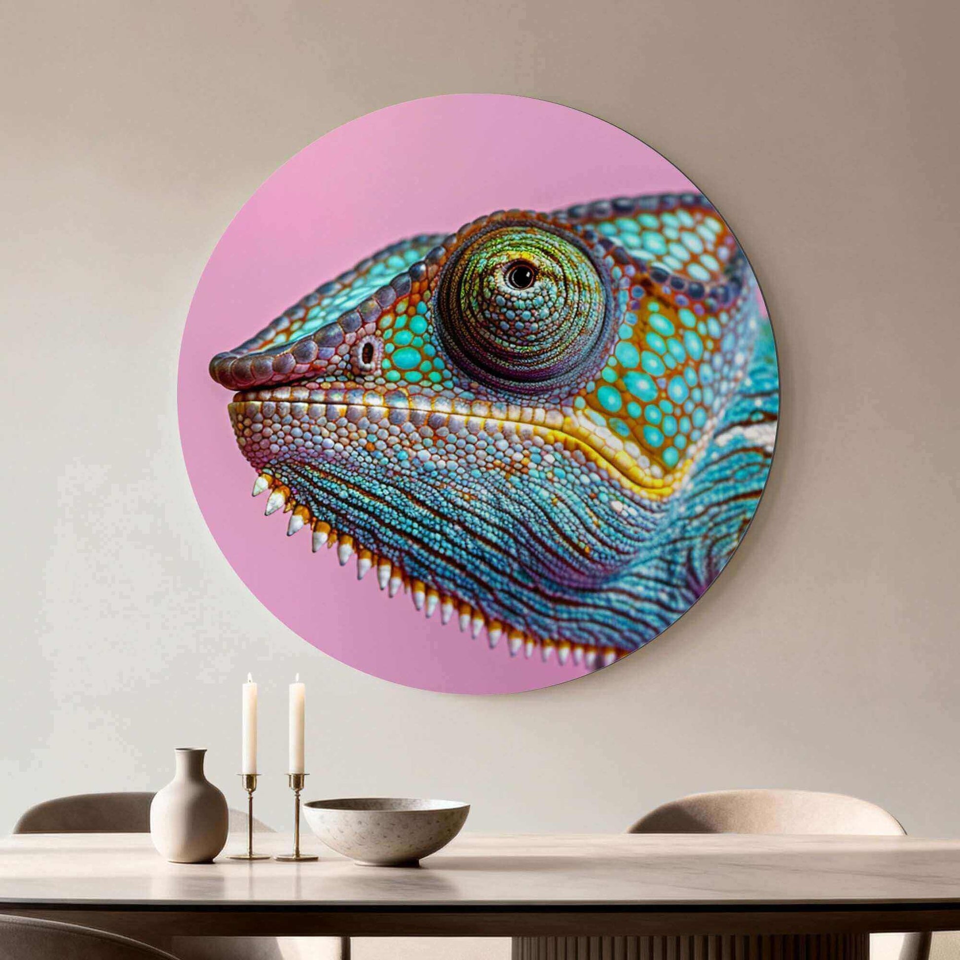 Tropical Gaze - Wandbild mit buntem Chamäleon auf rosa Hintergrund für moderne Innenräume.