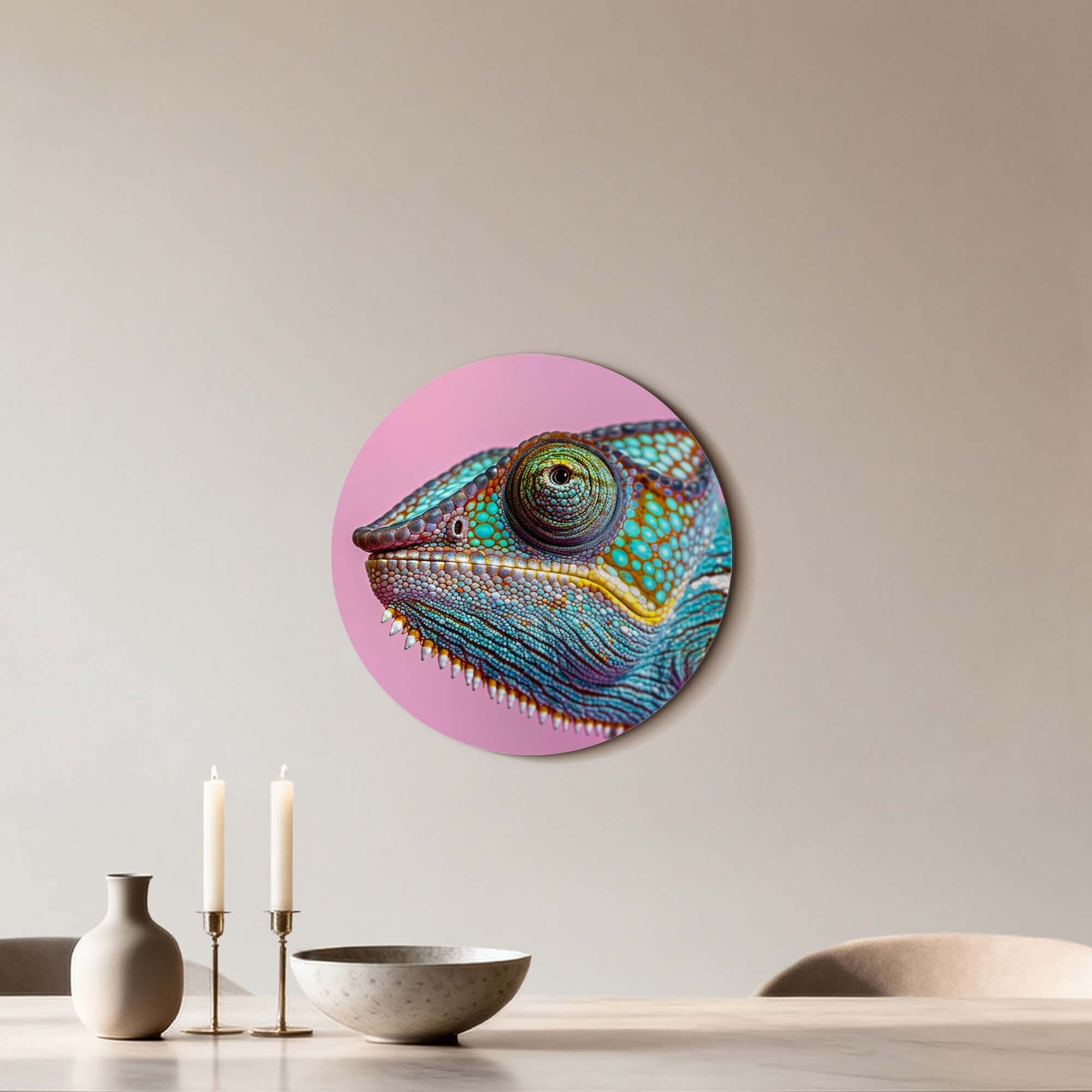 Tropical Gaze - Wandbild eines Chamäleons in Türkis und Lila auf einem rosa Hintergrund, moderne Wanddekoration.
