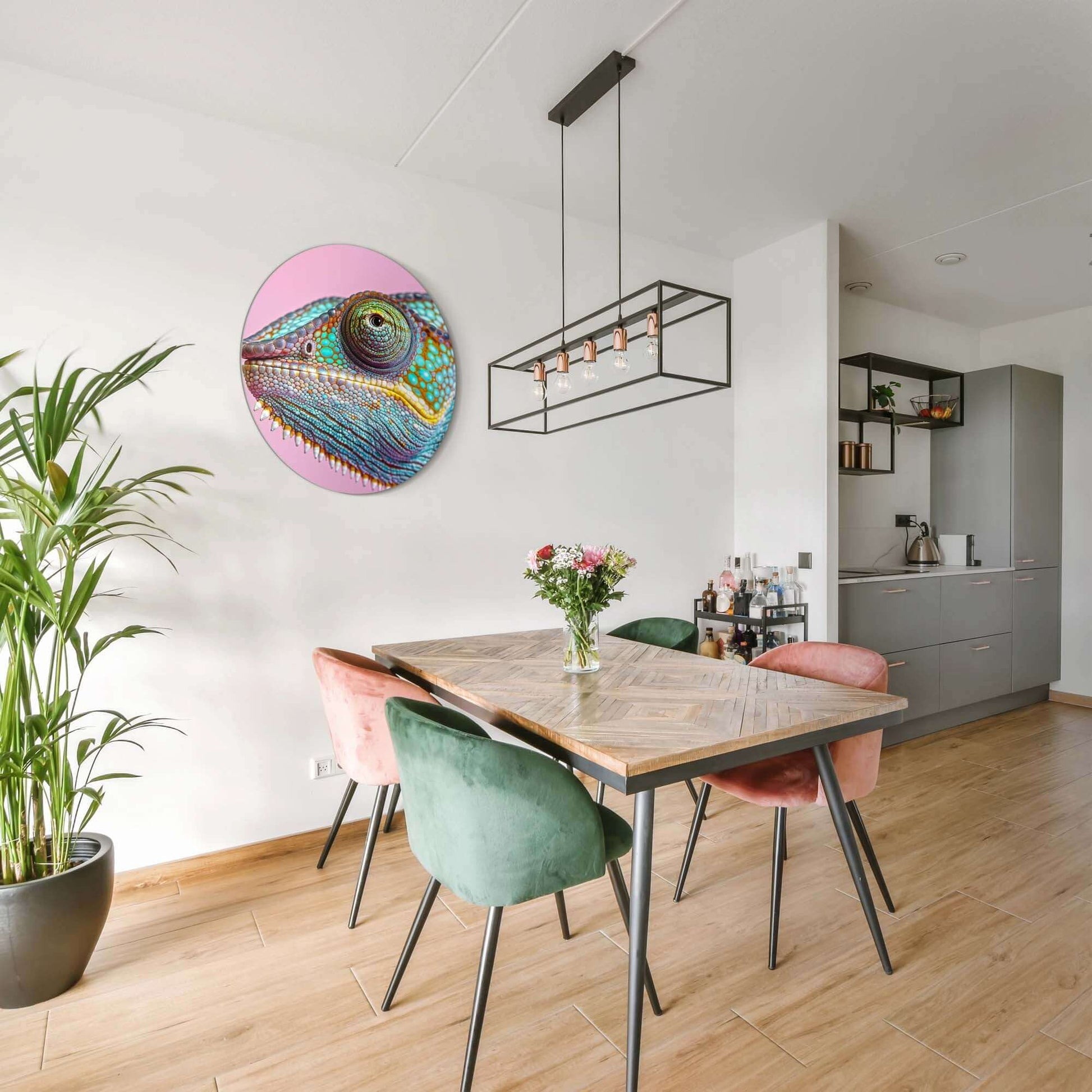 Tropical Gaze - Wandbild mit einem farbenfrohen Chamäleon auf rosa Hintergrund in einem modernen Esszimmer.
