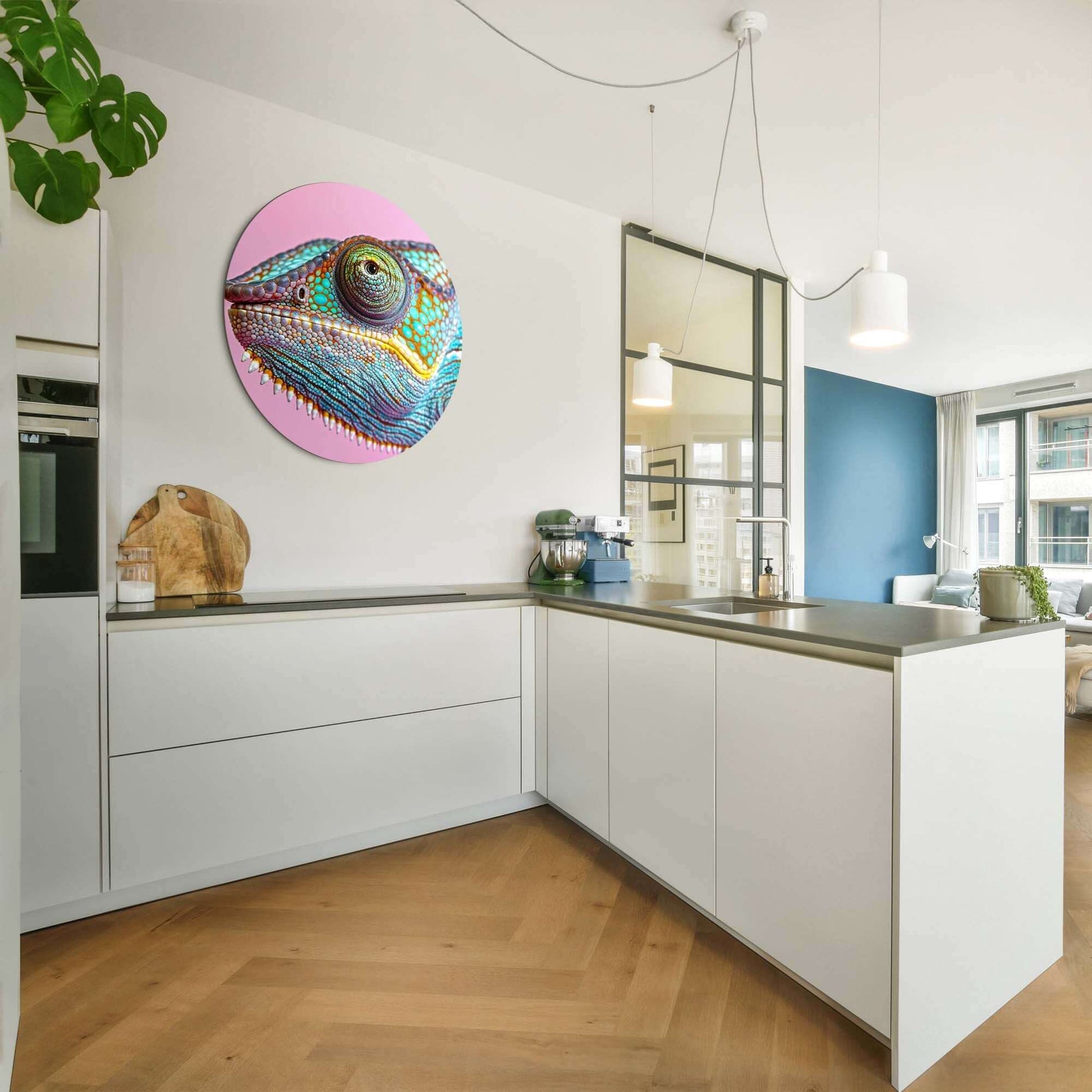 Tropical Gaze - Wandbild mit buntem Chamäleon, moderne Wanddekoration in der Küche.