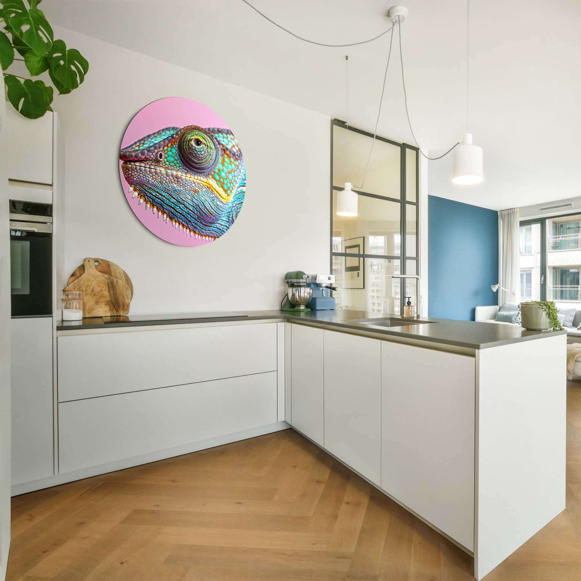 Tropical Gaze - Wandbild mit buntem Chamäleon, moderne Wanddekoration in der Küche.