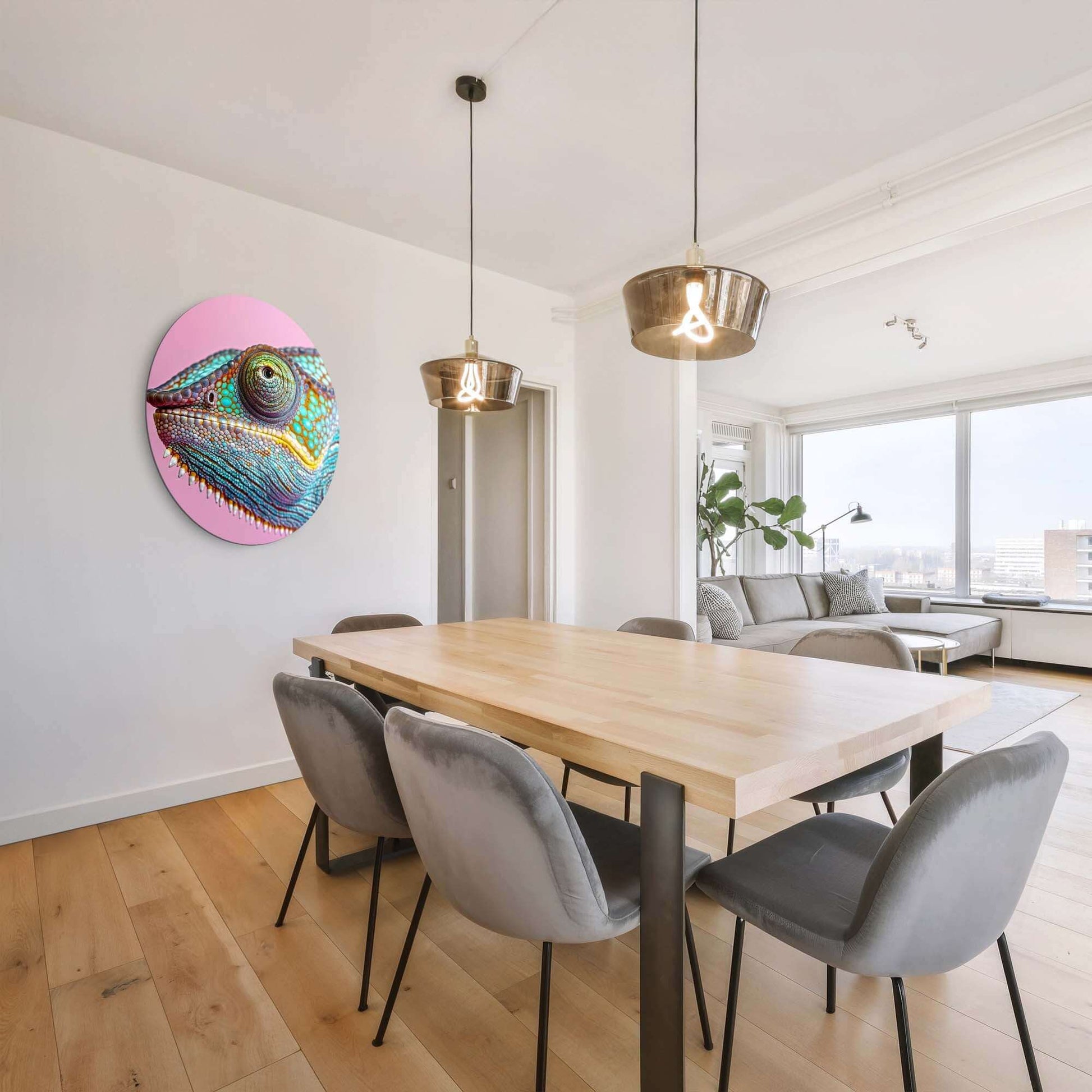 Tropical Gaze - Wandbild zeigt ein Chamäleon auf einem rosa Hintergrund in einem modernen Interieur.