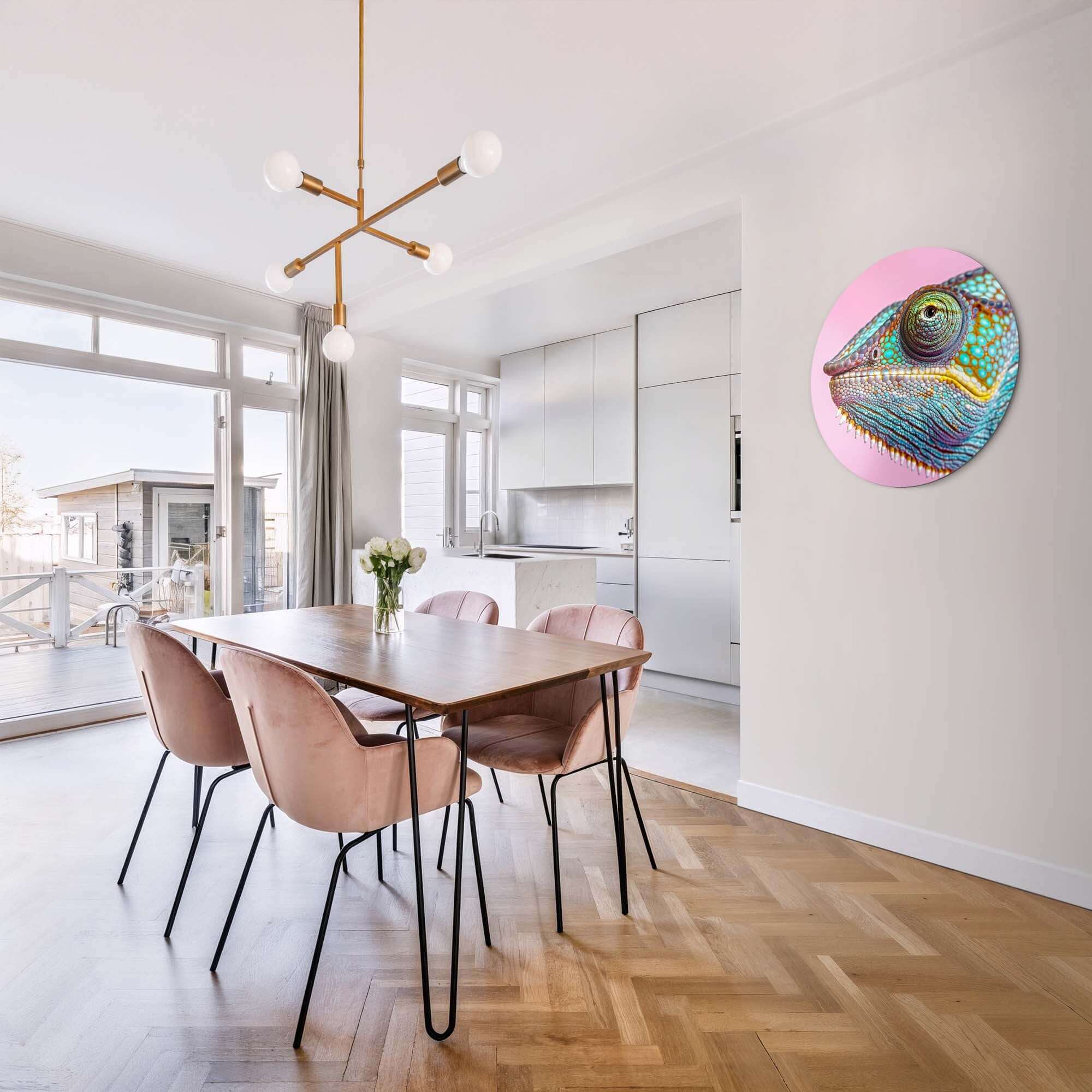Interieur mit Tropical Gaze - Wandbild, ein farbenfrohes Chamäleon auf rosa Hintergrund im Esszimmer.