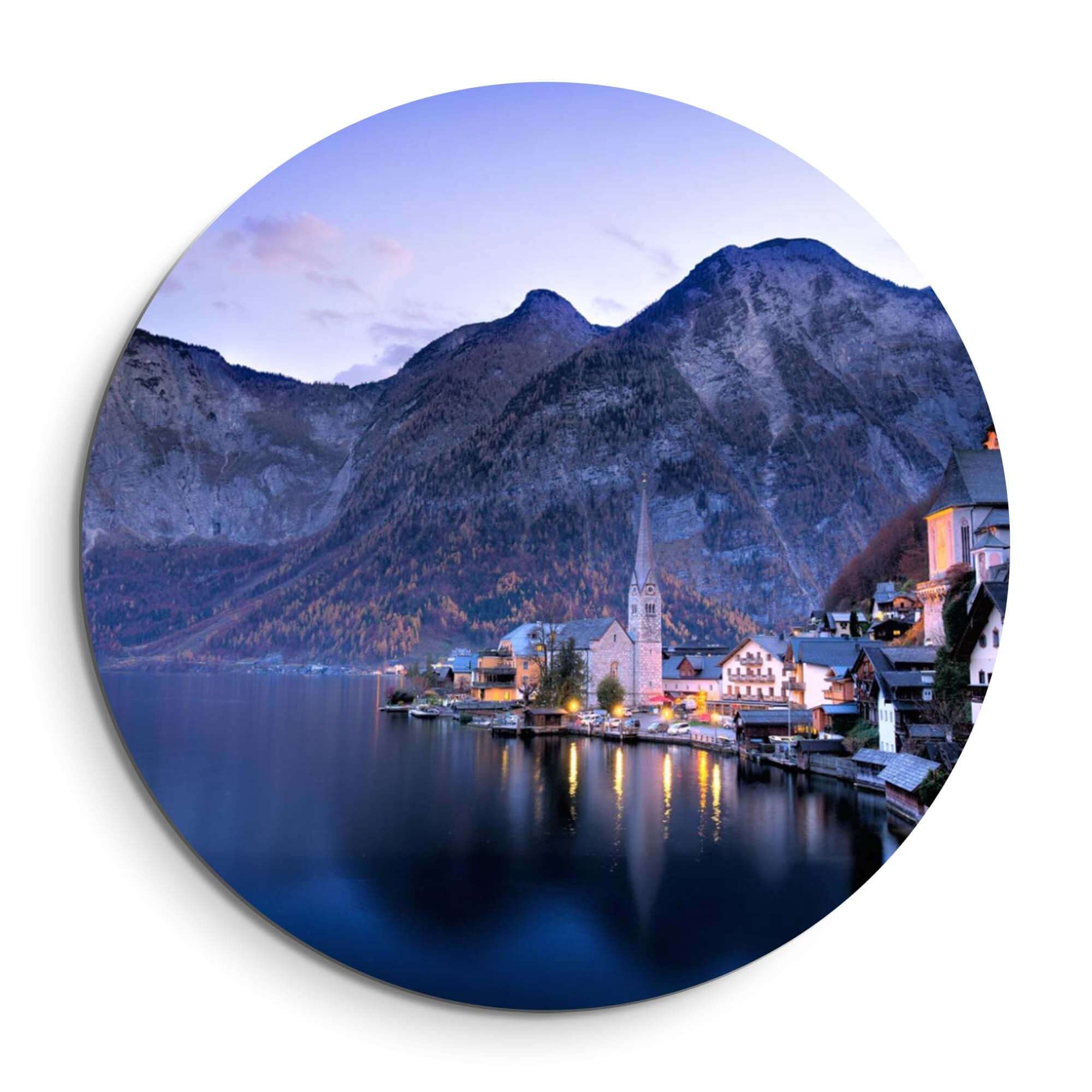 Twilight Reflections - Wandbild mit bezaubernder Aussicht auf eine Berglandschaft und ruhiges Wasser.