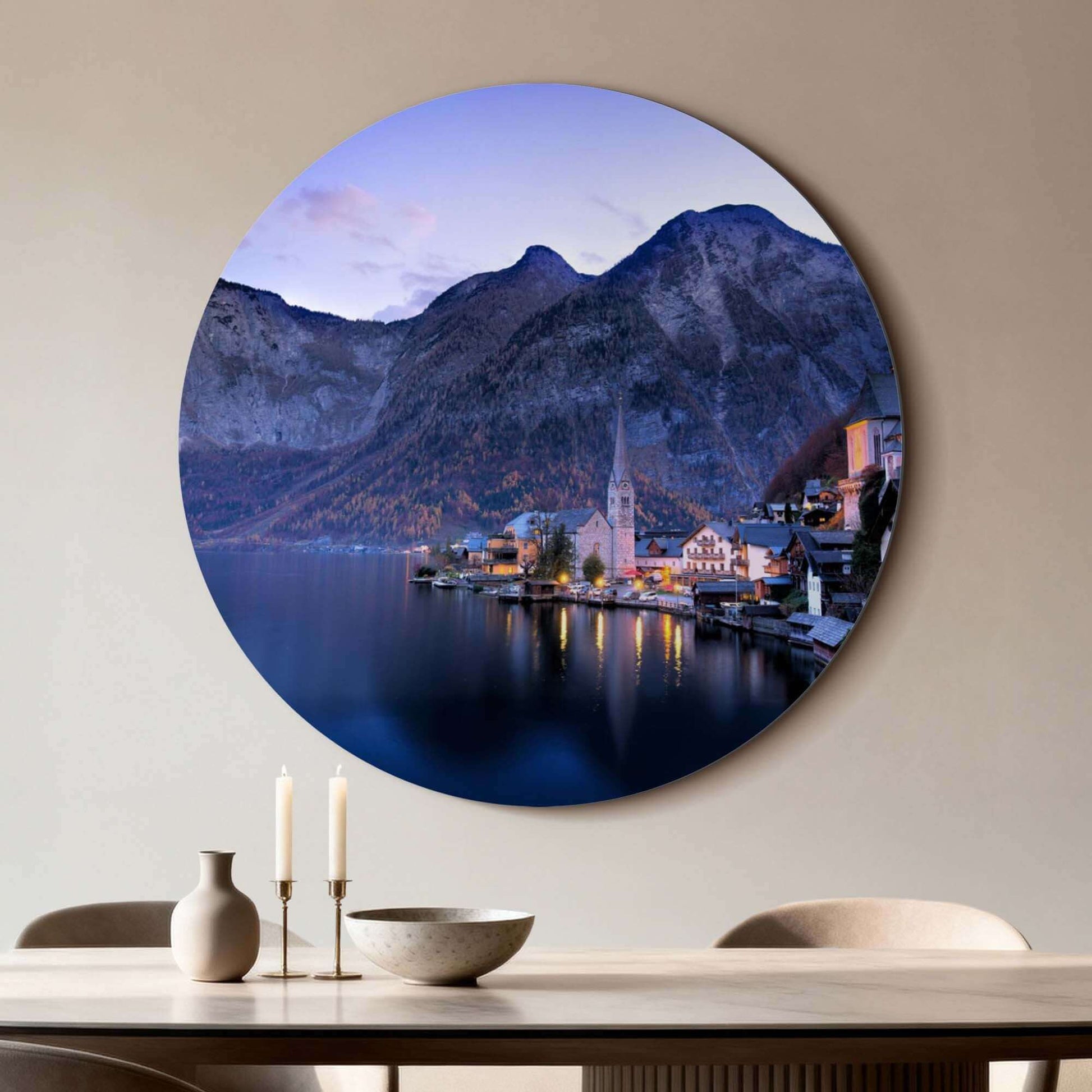 Dämmerungsreflexionen - Wandbild. Schöner Wandbild mit ruhiger Berglandschaft bei abendlicher Reflexion.