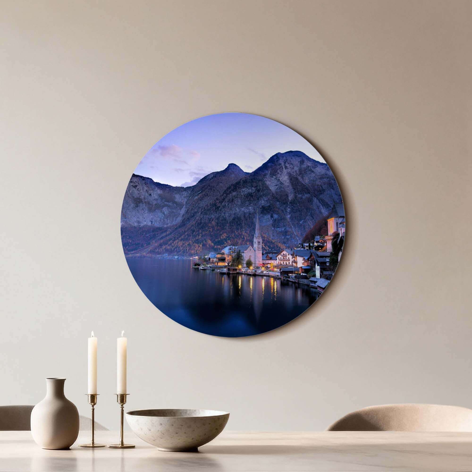 Twilight Reflections - Wandbild an einer Wand mit schöner Berglandschaft und Wasserreflexionen.