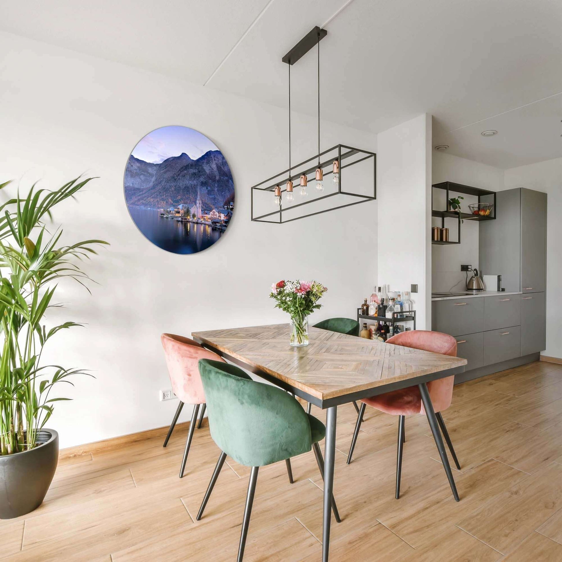 Twilight Reflections - Wandbild im modernen Esszimmer mit Pflanze und stilvollen Stühlen.