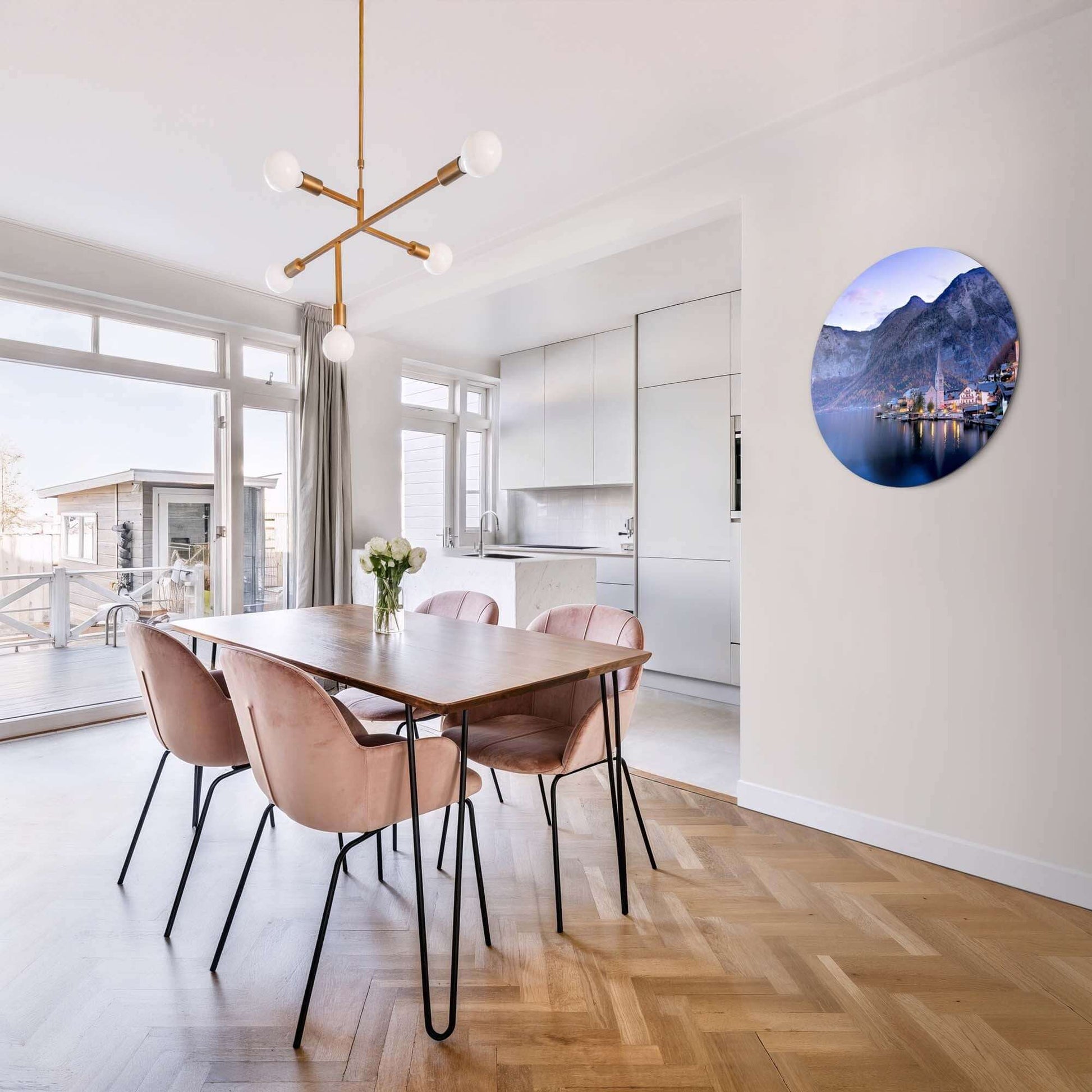 Twilight Reflections - Wandbild in einem modernen Esszimmer mit einem Holztisch und stilvollen Stühlen.