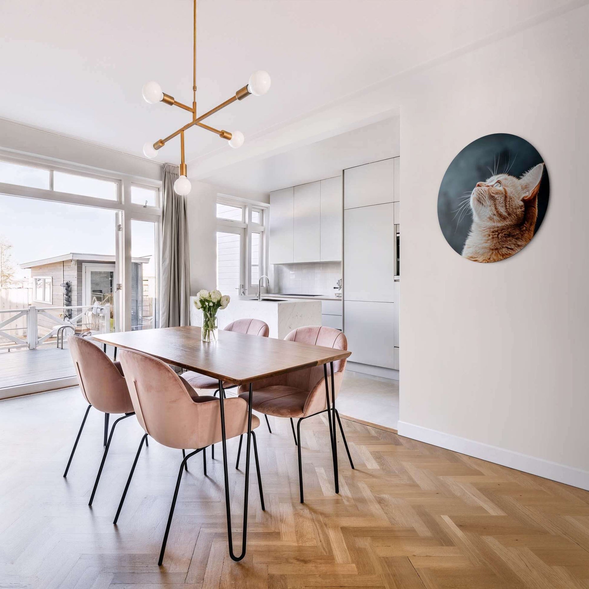 Elegantes Interieur mit dem Velvet Gaze - Wandbild, der eine Katze auf einem samtenen Hintergrund zeigt.