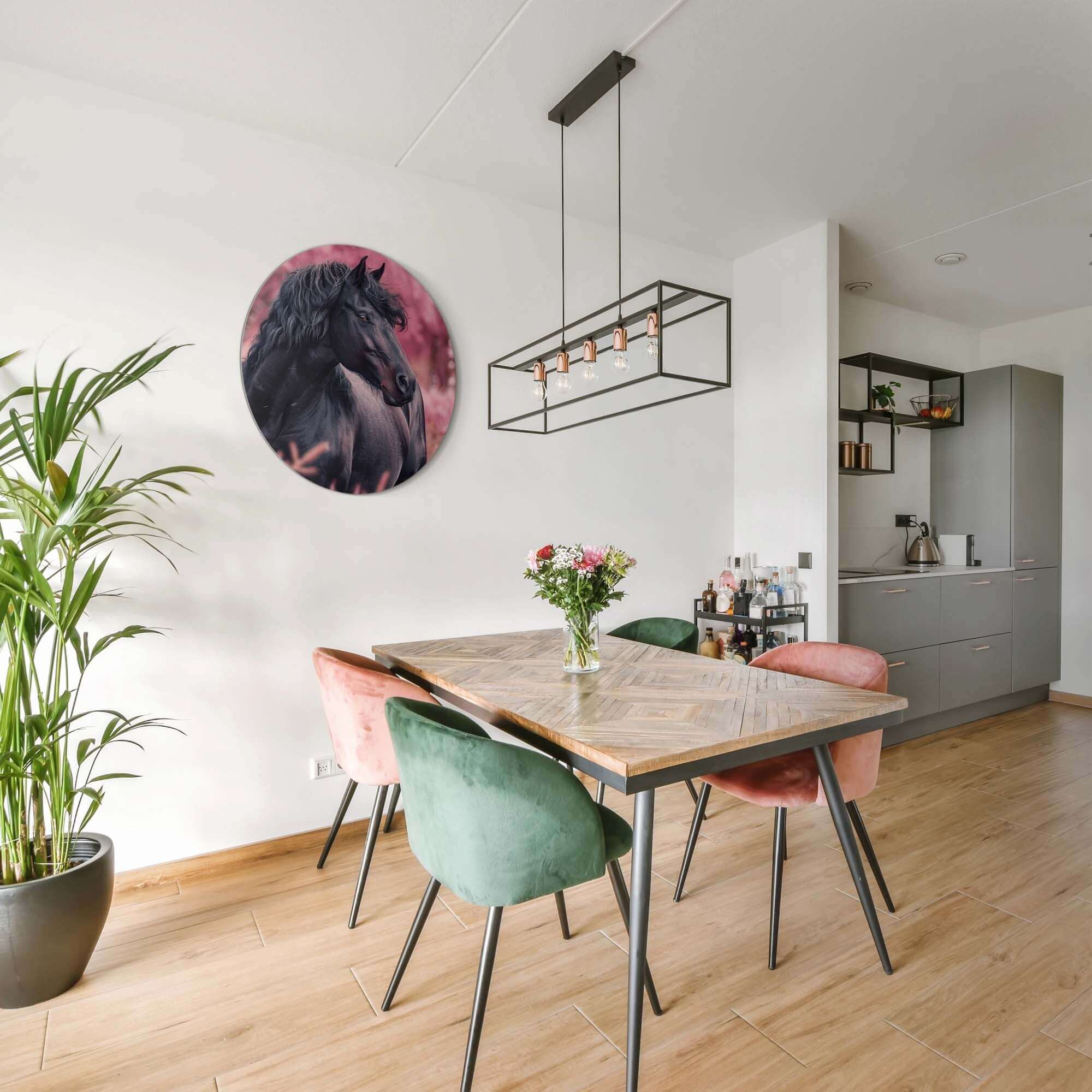 Elegantes Interieur mit Velvet Spirit - Wandbild, schwarzes Pferd in rosa Landschaft, perfekter Wandbild für anspruchsvolle Stile.