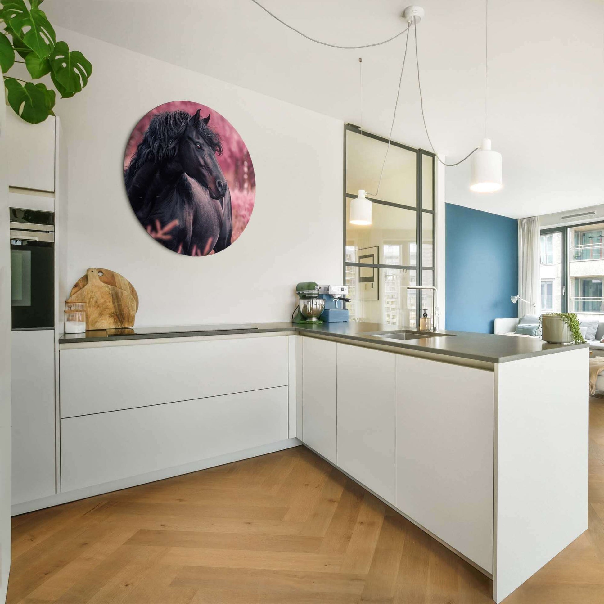 Velvet Spirit - Wandbild in moderner Küche, zeigt ein schwarzes Pferd in einer magischen rosa Landschaft.