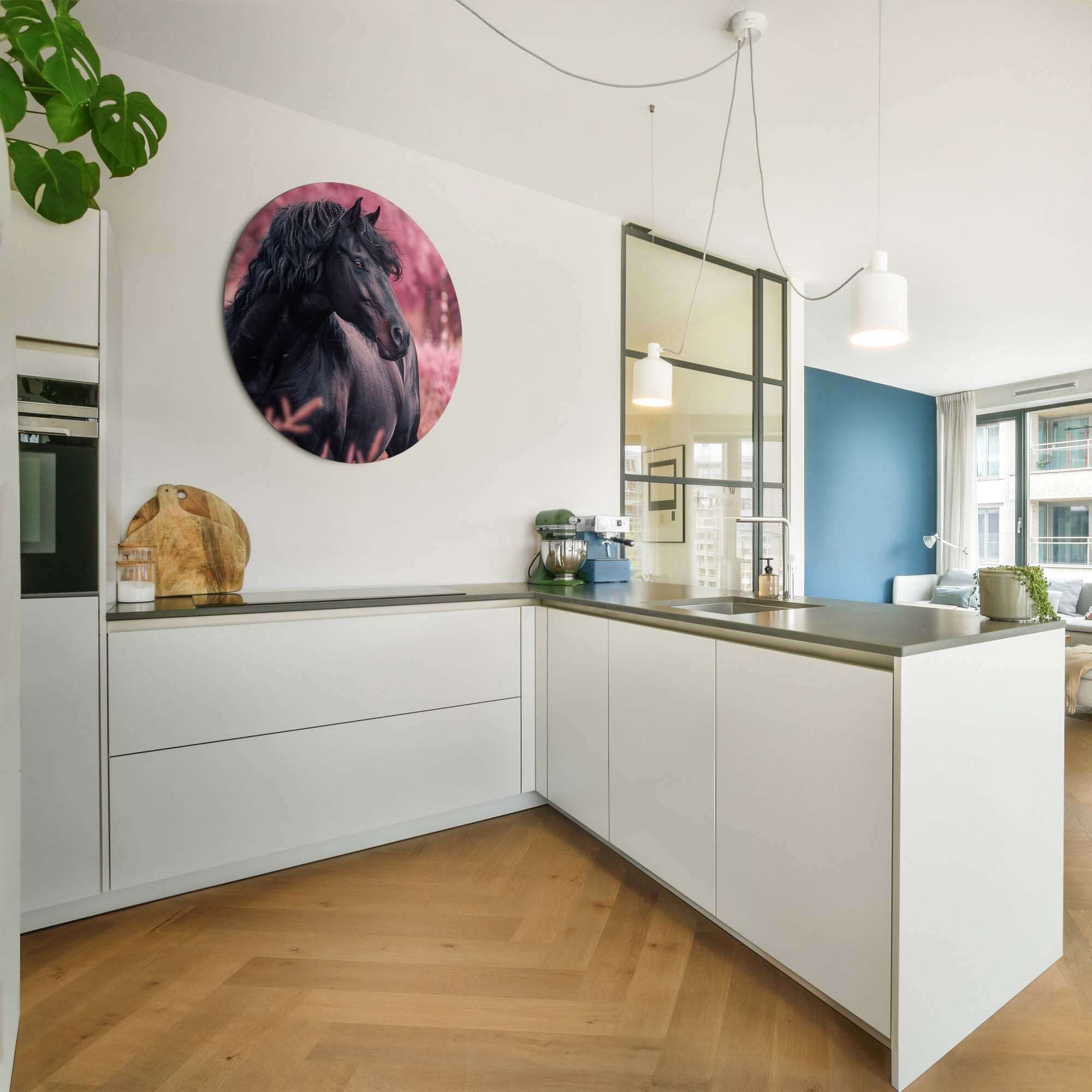 Velvet Spirit - Wandbild in moderner Küche, zeigt ein schwarzes Pferd in einer magischen rosa Landschaft.