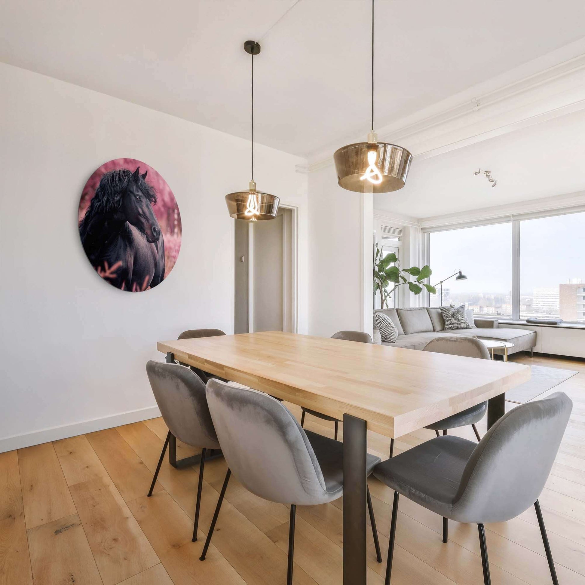 Elegantes Wohnzimmer mit Velvet Spirit - Wandbild und moderner Beleuchtung über dem Esstisch aus Holz.