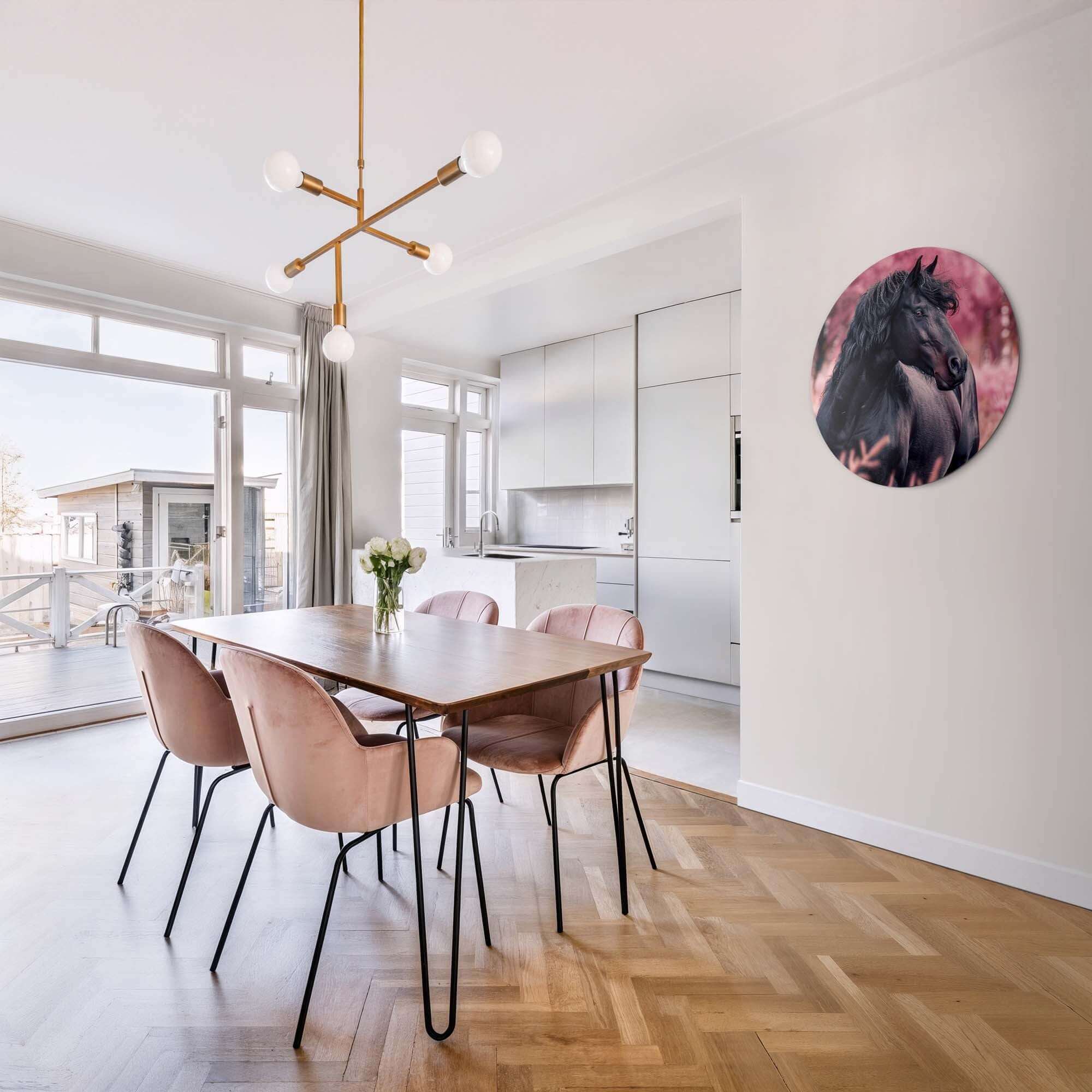 Interieur mit Velvet Spirit - Wandbild an der Wand, in einem stilvollen Esszimmer mit modernen Möbeln.