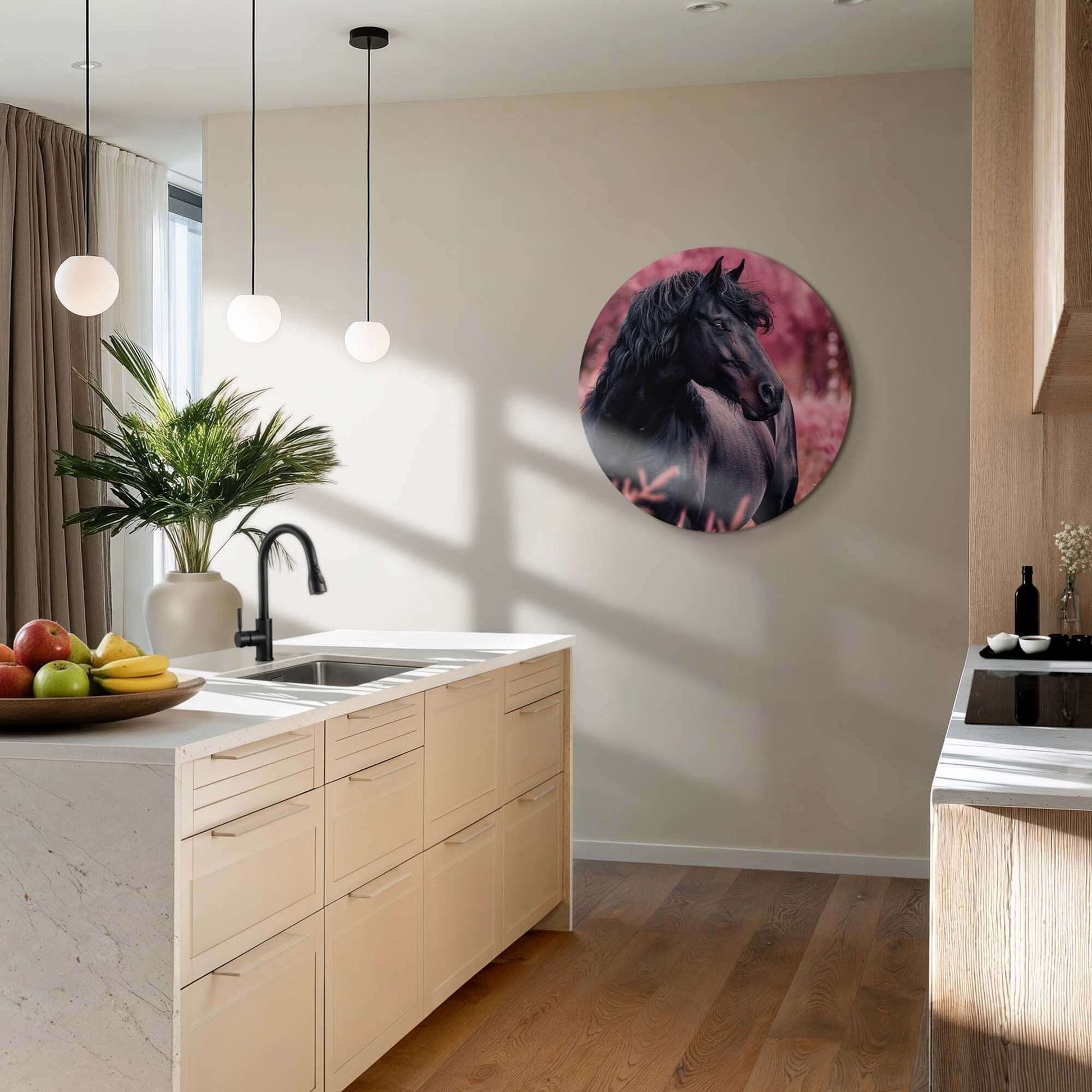 Velvet Spirit - Wandbild in einer modernen Küche mit einem schwarzen Pferd in einer rosa Landschaft an der Wand.