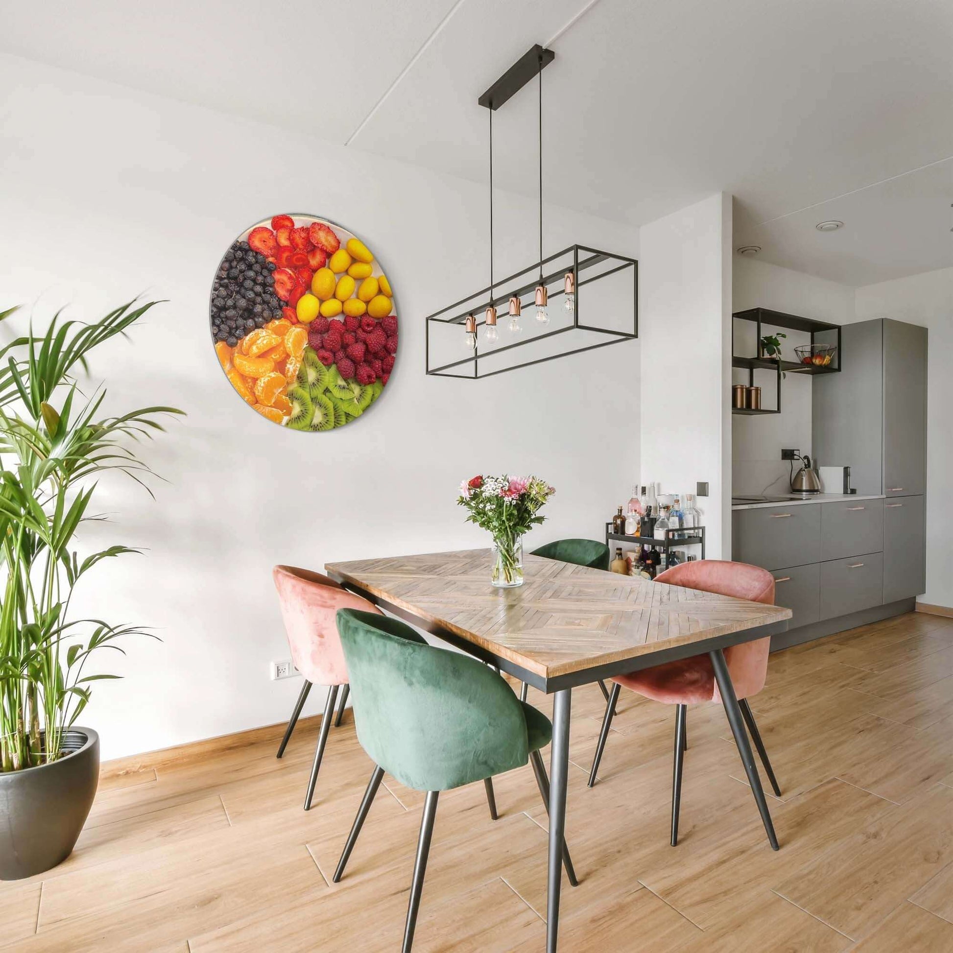 Vibrant Fruit Medley - Wandbild an der Wand in einer modernen Küche Esszimmer, ein lebendiger Blickfang mit bunten Wandbildern.