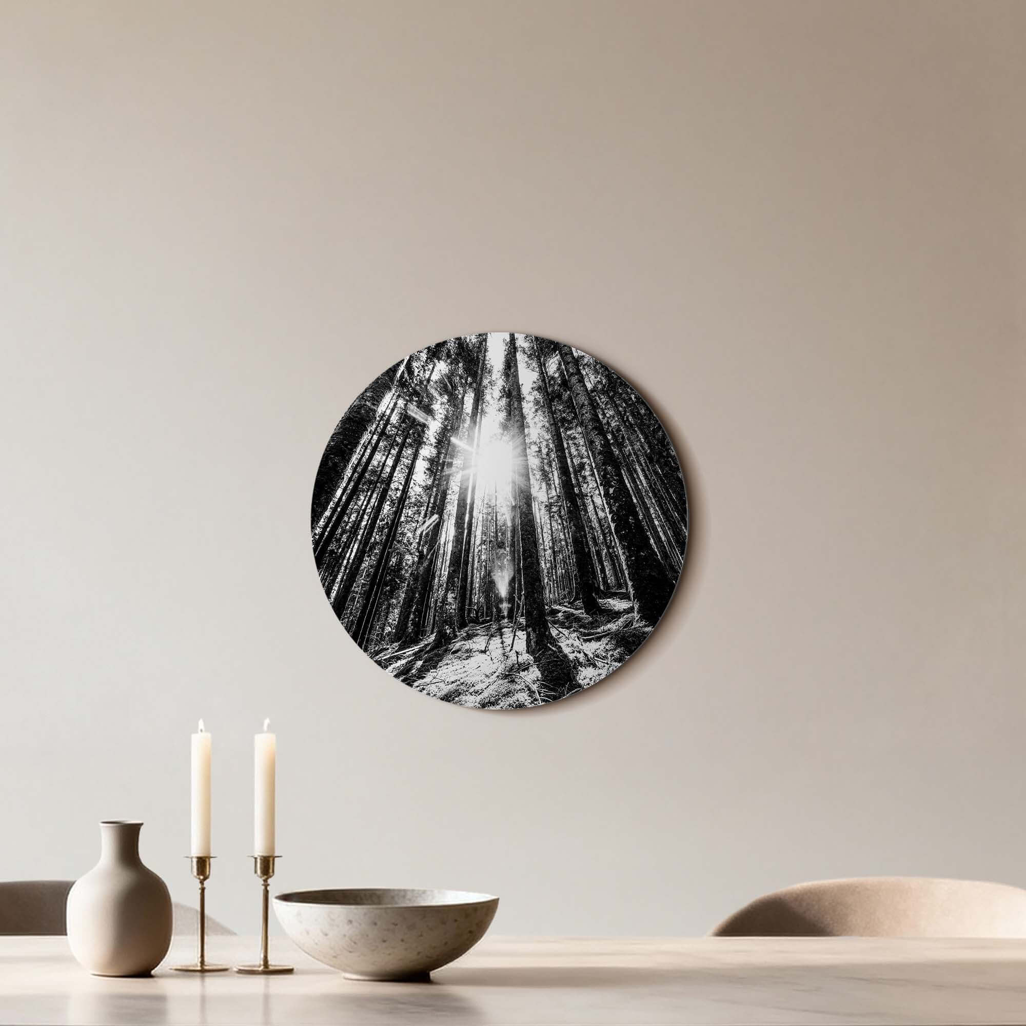 Whispering Pines - Wall Circle, ein heiterer schwarz-weißer Wandbild mit hohen Kiefern, bringt Ruhe in jeden Raum. Perfekt für die Innendekoration.