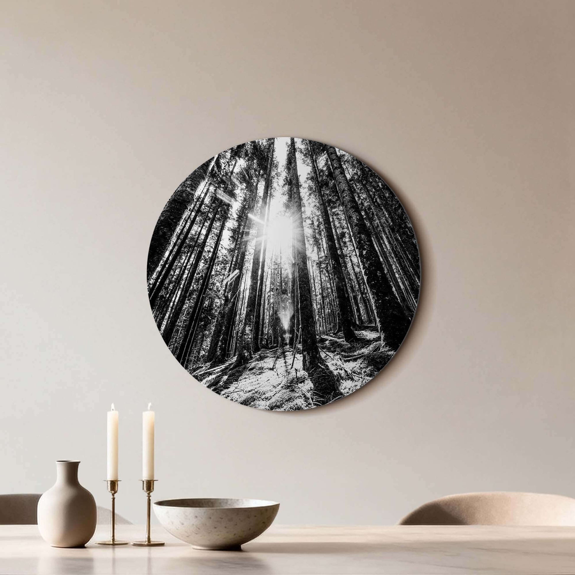 Whispering Pines - Wandbild: Gelassener schwarz-weißer Wandbild mit Sonnenlicht durch hohe Kiefern, perfekt für Ruhe in jedem Wohnbereich.
