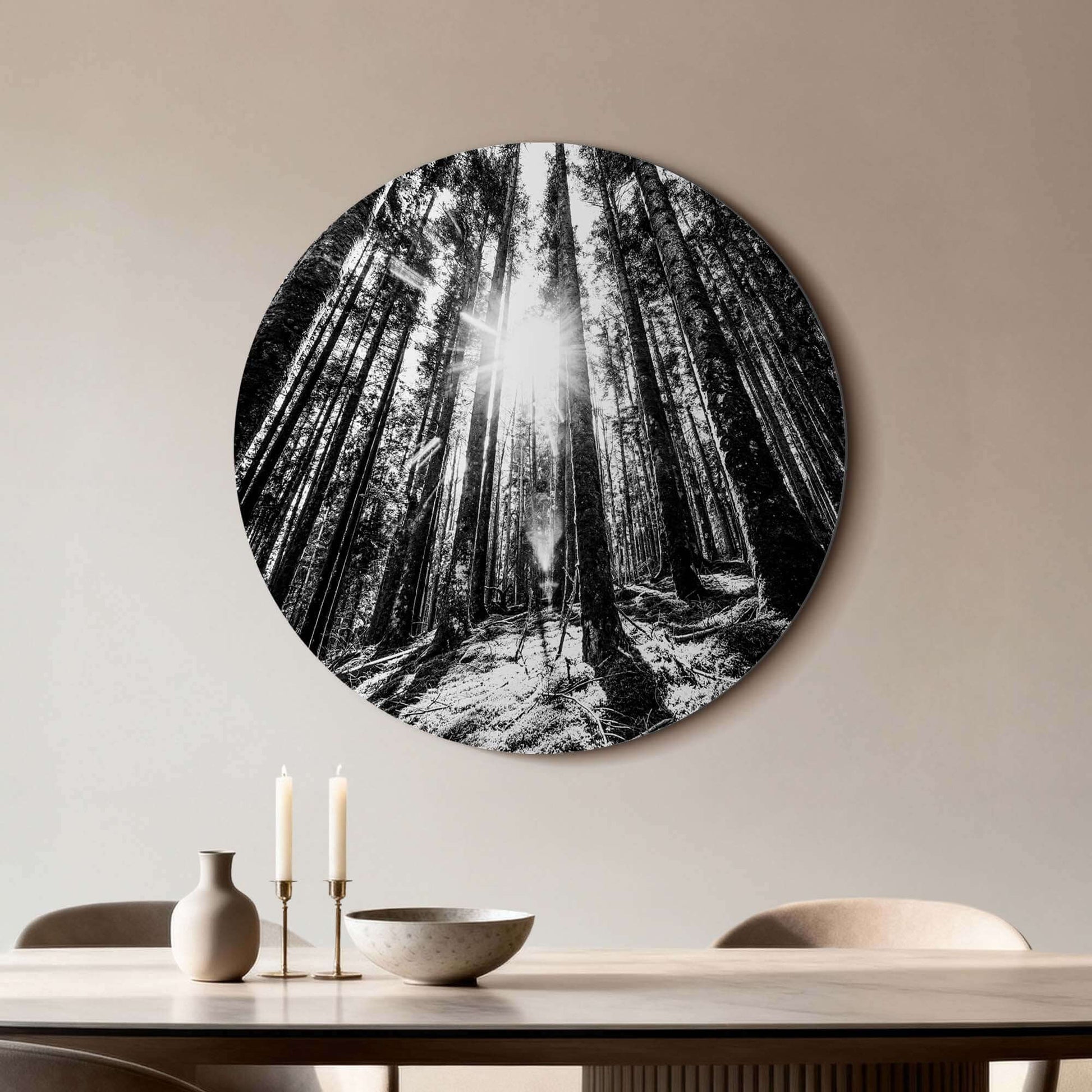 Whispering Pines - Wandbild in Schwarz und Weiß, Gelassenheit des Waldes mit Licht, das durch hohe Kiefern scheint. Modernes Interieur Wandbild Dekor.