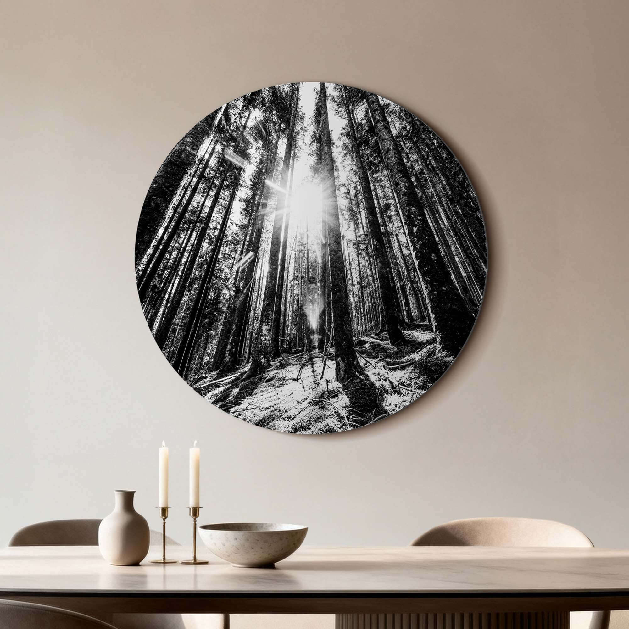 Whispering Pines - Wandbild in Schwarz und Weiß, Gelassenheit des Waldes mit Licht, das durch hohe Kiefern scheint. Modernes Interieur Wandbild Dekor.