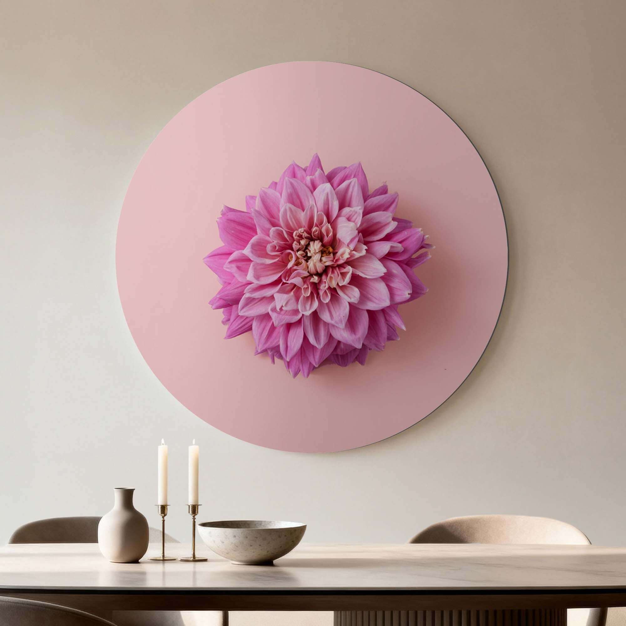 Soft Dahlia - Wandbild, rosa Dahlie auf pastellfarbenem Hintergrund als Wandbild für eine elegante Innenraumgestaltung.