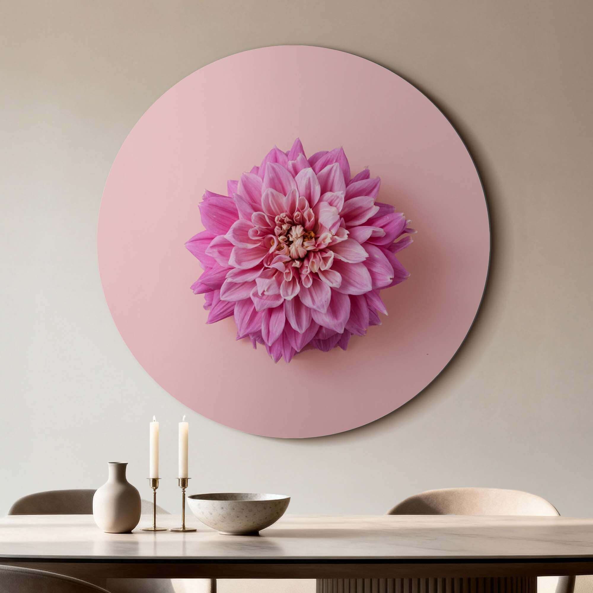 Soft Dahlia - Wandbild auf pastellfarbenem Hintergrund für eine stilvolle Wanddekoration.