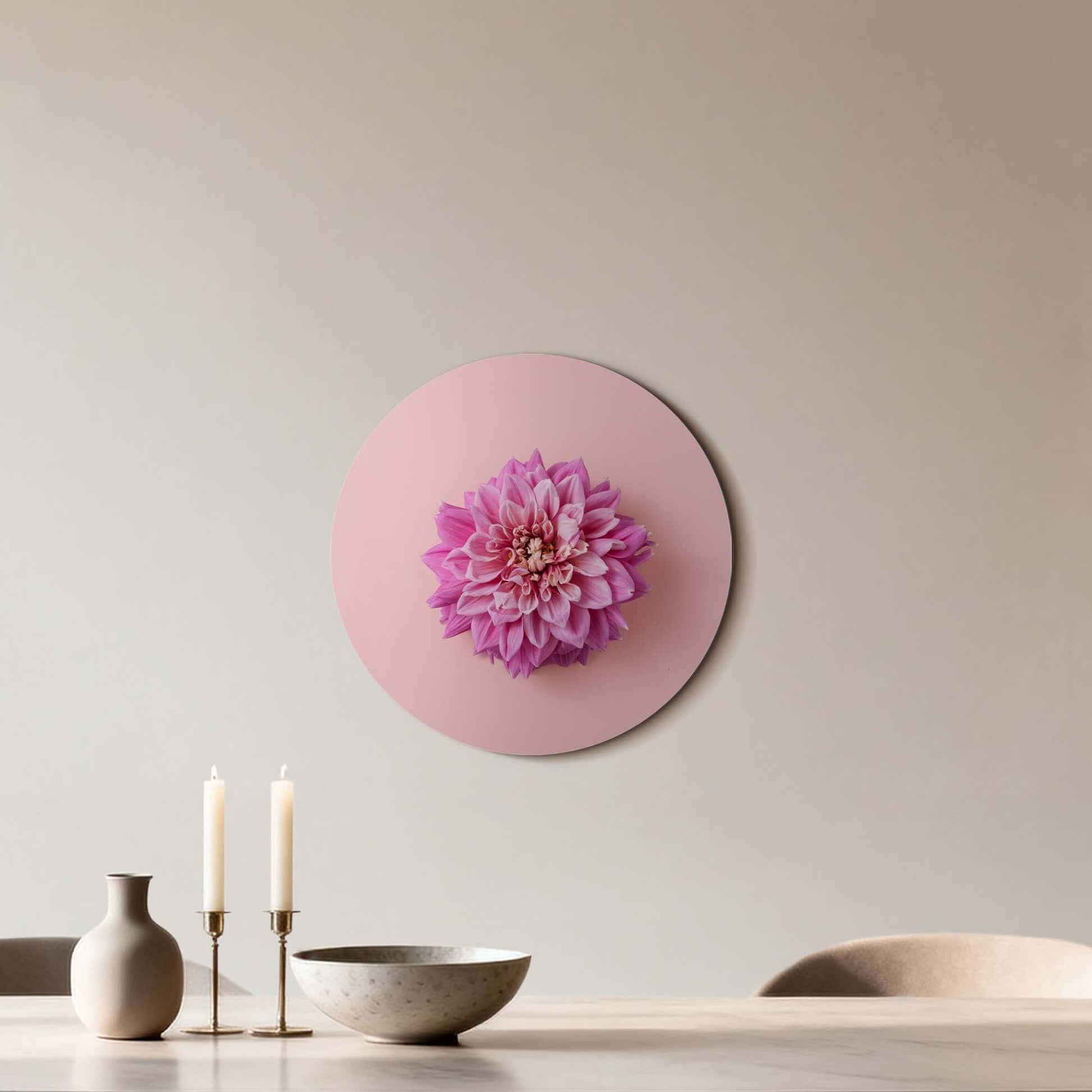 Soft Dahlia - Wandbild mit einer verträumten rosa Dahlie auf einem pastellfarbenen Hintergrund, perfekt für Wandbilder.