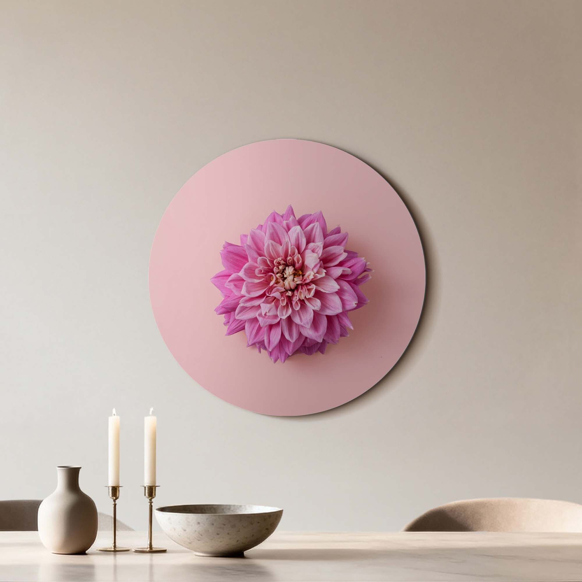 Soft Dahlia - Wandbild, verträumter rosa Dahlien-Wandbild auf pastellfarbenem Hintergrund für elegante Innenräume.